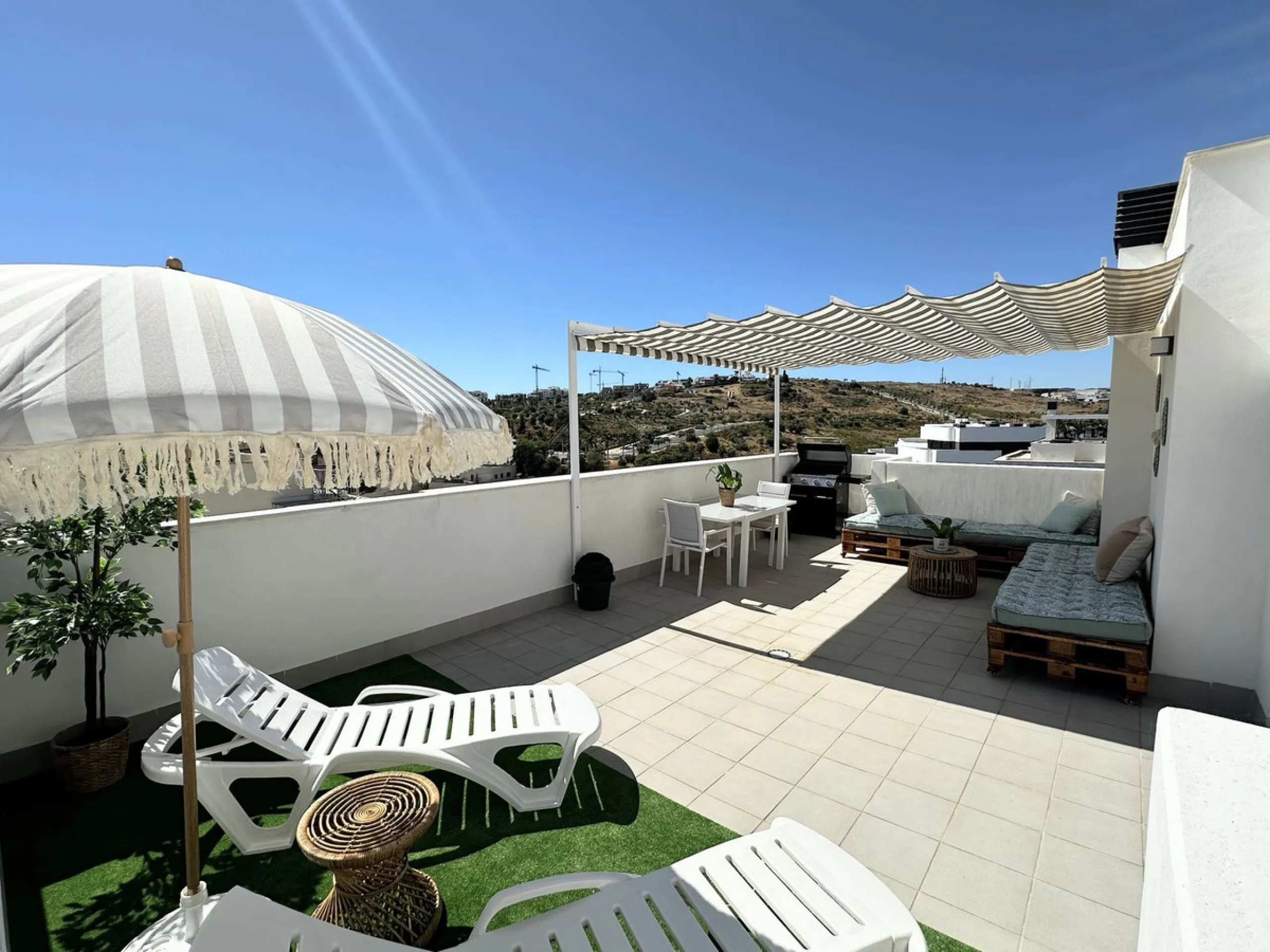 You are facing a great opportunity. Exclusive new-build duplex penthouse with solarium and panoramic views in the heart of Estepona