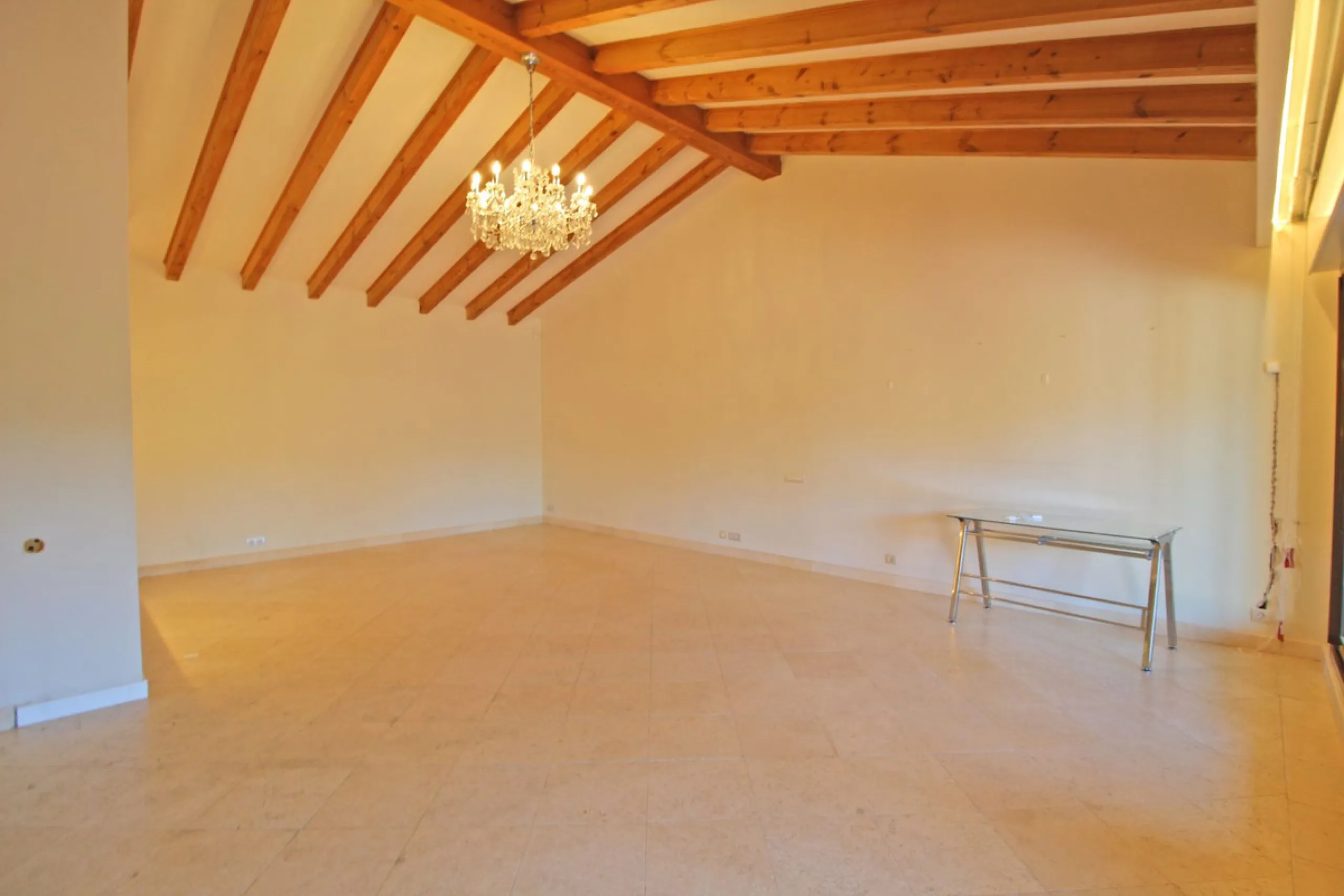 Spectacular beachside penthouse in Alhambra de los Granados, just 10 minutes from Puerto Banús, close to international schools, and a 3-minute drive from all amenities.