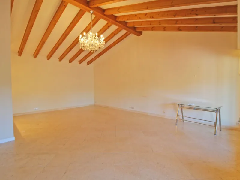 Spectacular beachside penthouse in Alhambra de los Granados, just 10 minutes from Puerto Banús, close to international schools, and a 3-minute drive from all amenities.