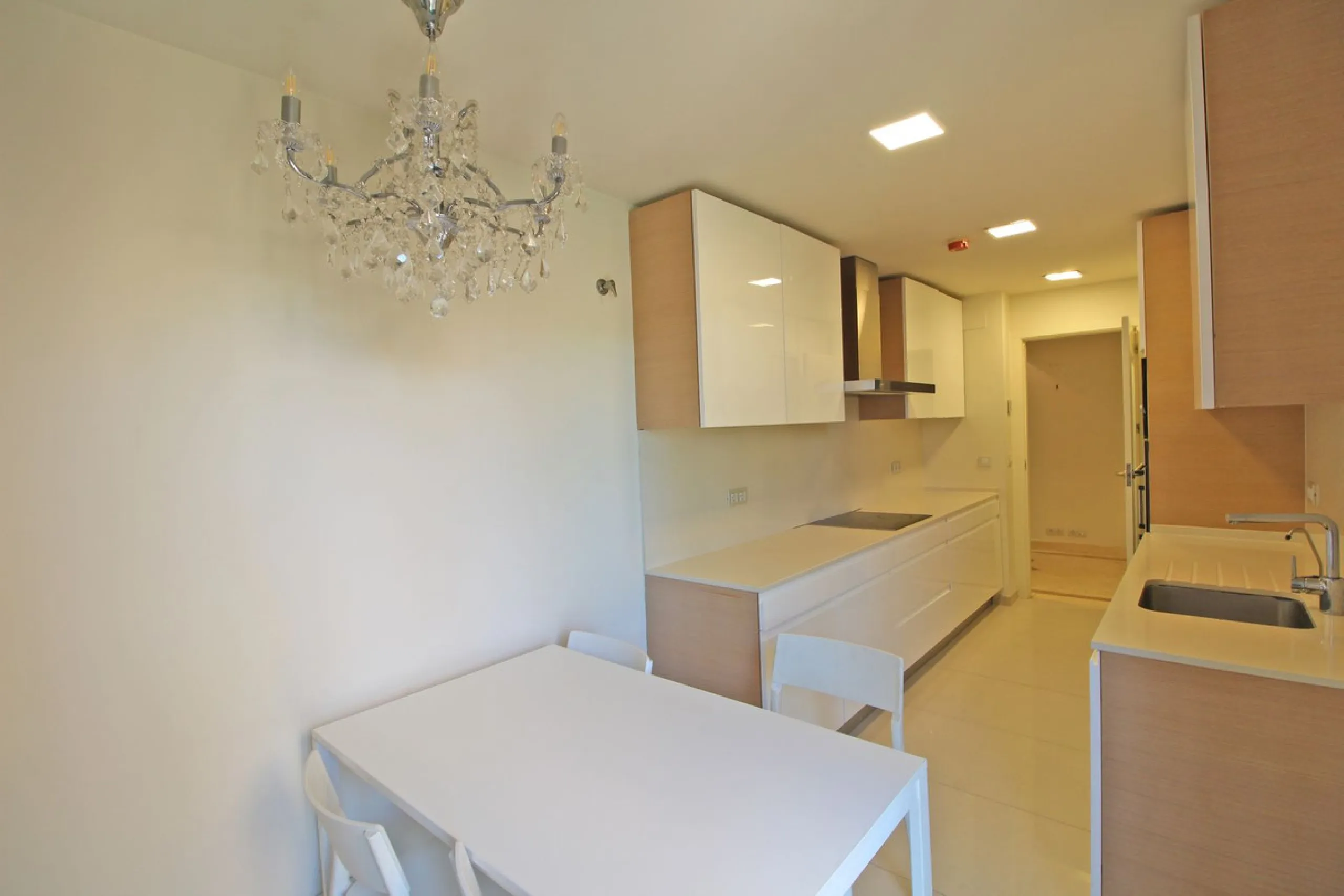 Spectacular beachside penthouse in Alhambra de los Granados, just 10 minutes from Puerto Banús, close to international schools, and a 3-minute drive from all amenities.