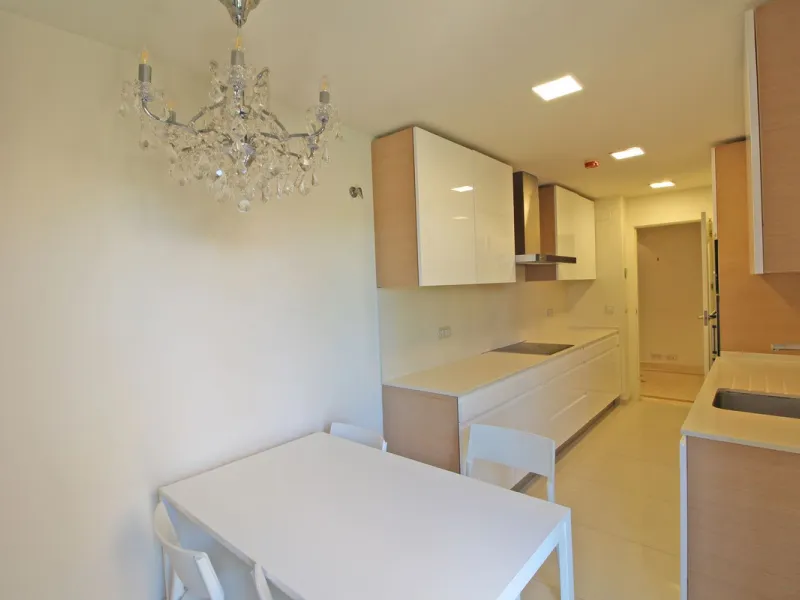 Spectacular beachside penthouse in Alhambra de los Granados, just 10 minutes from Puerto Banús, close to international schools, and a 3-minute drive from all amenities.