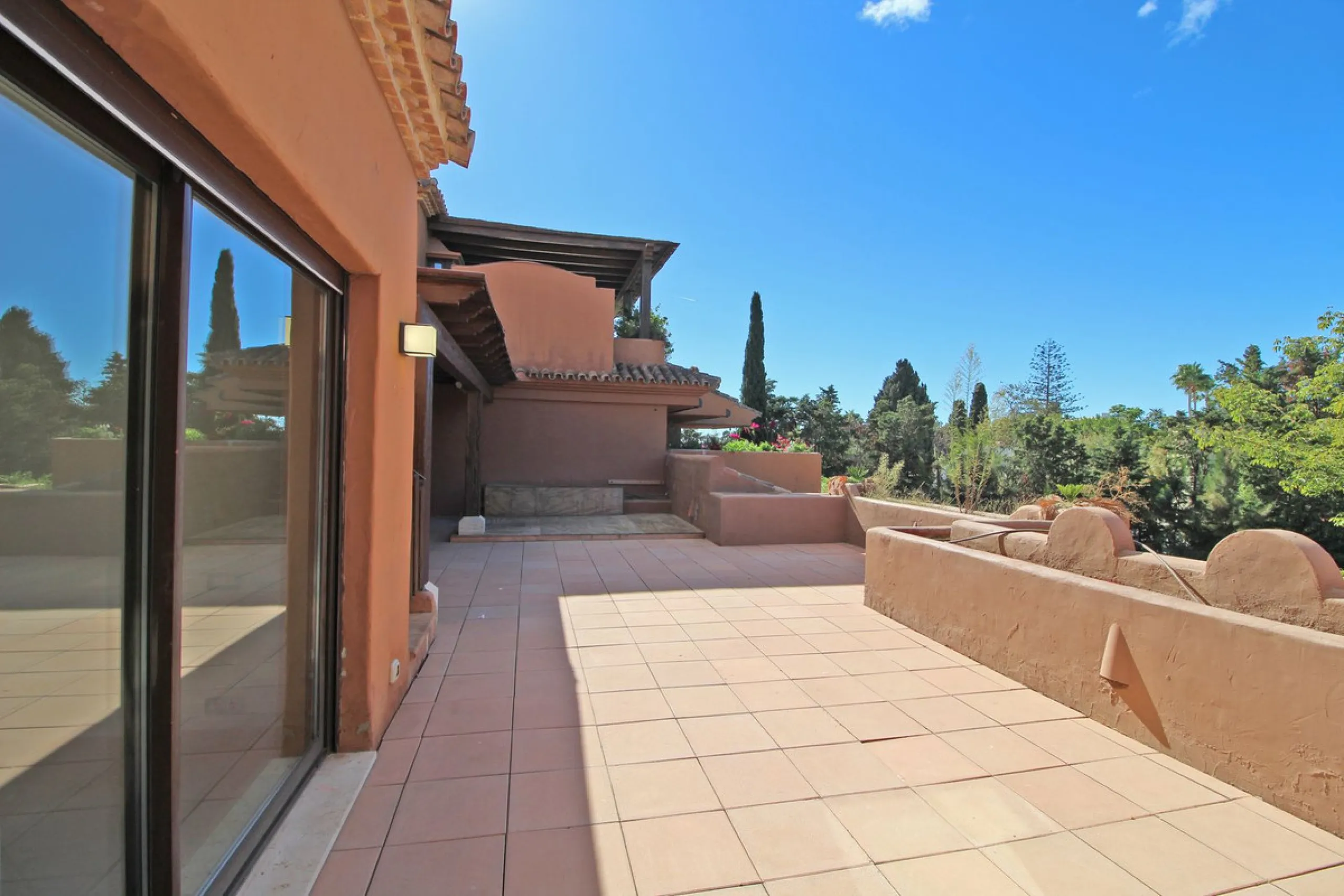 Spectacular beachside penthouse in Alhambra de los Granados, just 10 minutes from Puerto Banús, close to international schools, and a 3-minute drive from all amenities.