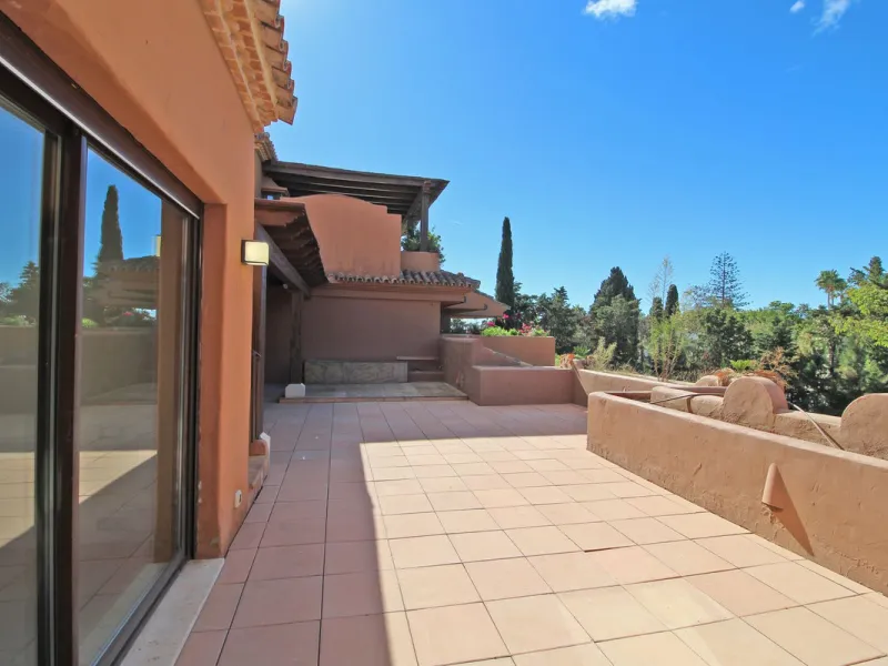 Spectacular beachside penthouse in Alhambra de los Granados, just 10 minutes from Puerto Banús, close to international schools, and a 3-minute drive from all amenities.