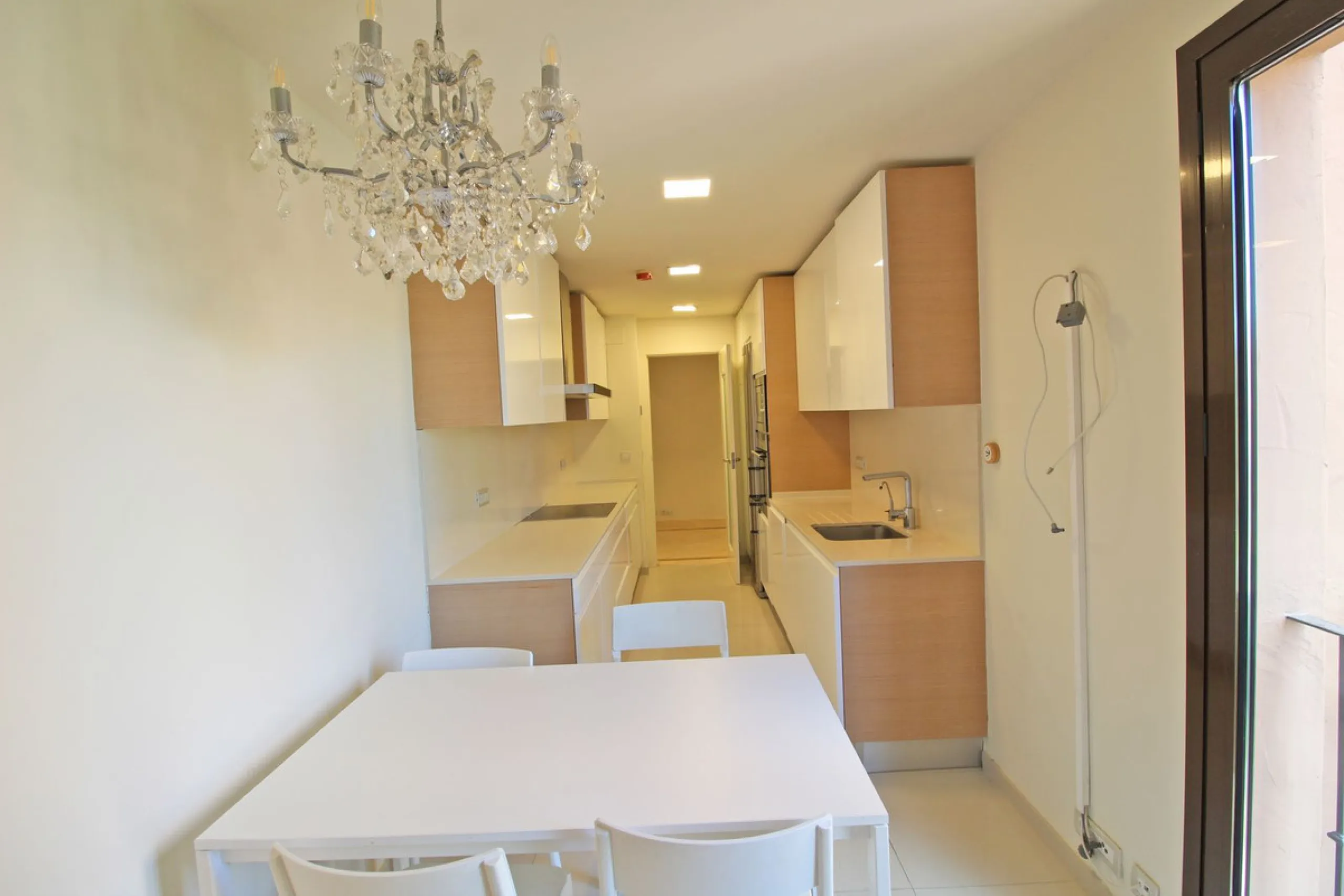 Spectacular beachside penthouse in Alhambra de los Granados, just 10 minutes from Puerto Banús, close to international schools, and a 3-minute drive from all amenities.