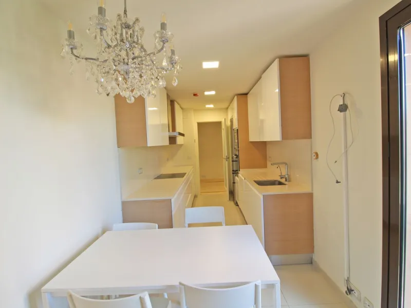 Spectacular beachside penthouse in Alhambra de los Granados, just 10 minutes from Puerto Banús, close to international schools, and a 3-minute drive from all amenities.