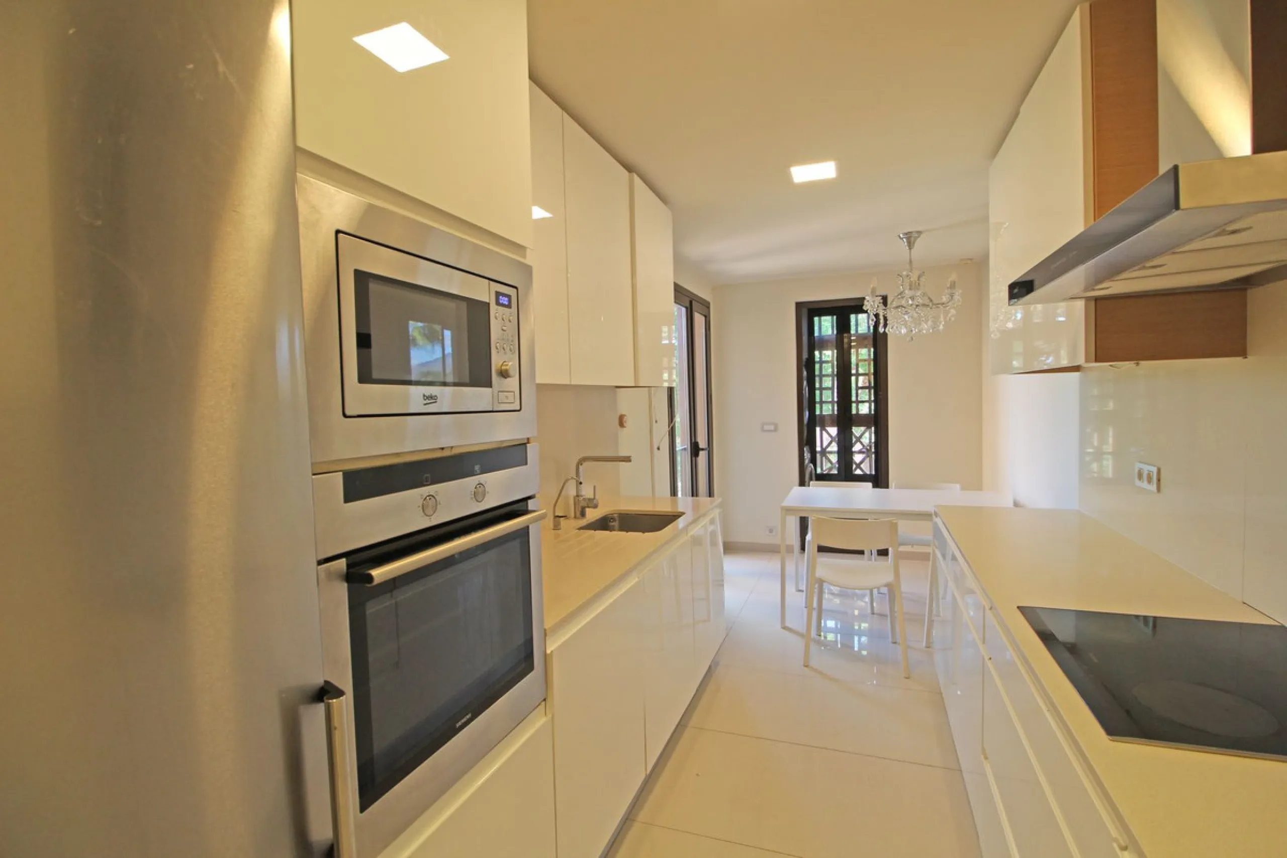 Spectacular beachside penthouse in Alhambra de los Granados, just 10 minutes from Puerto Banús, close to international schools, and a 3-minute drive from all amenities.