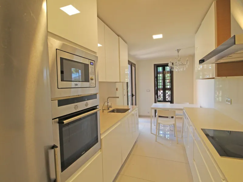Spectacular beachside penthouse in Alhambra de los Granados, just 10 minutes from Puerto Banús, close to international schools, and a 3-minute drive from all amenities.