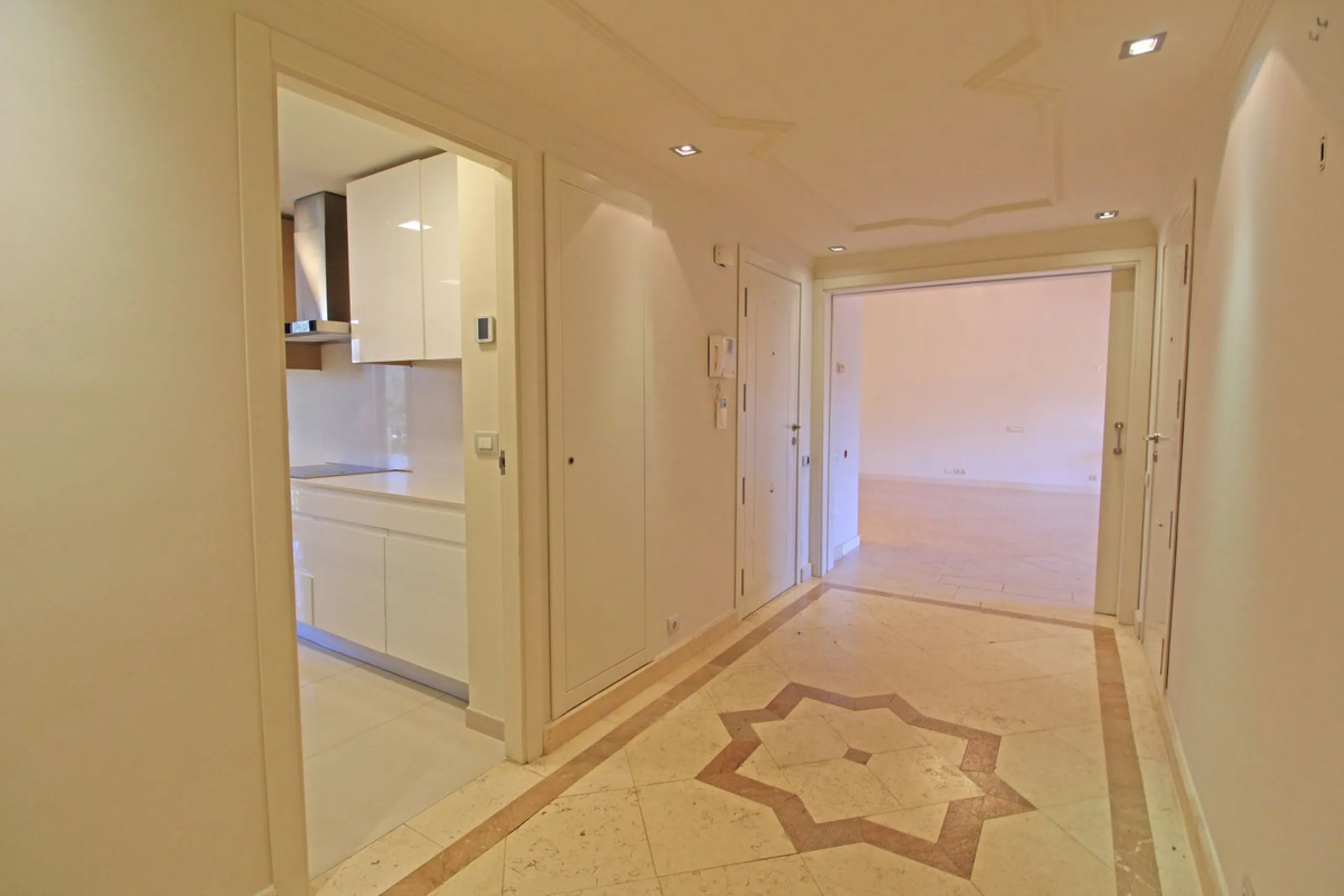 Spectacular beachside penthouse in Alhambra de los Granados, just 10 minutes from Puerto Banús, close to international schools, and a 3-minute drive from all amenities.