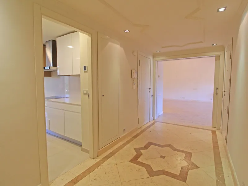 Spectacular beachside penthouse in Alhambra de los Granados, just 10 minutes from Puerto Banús, close to international schools, and a 3-minute drive from all amenities.
