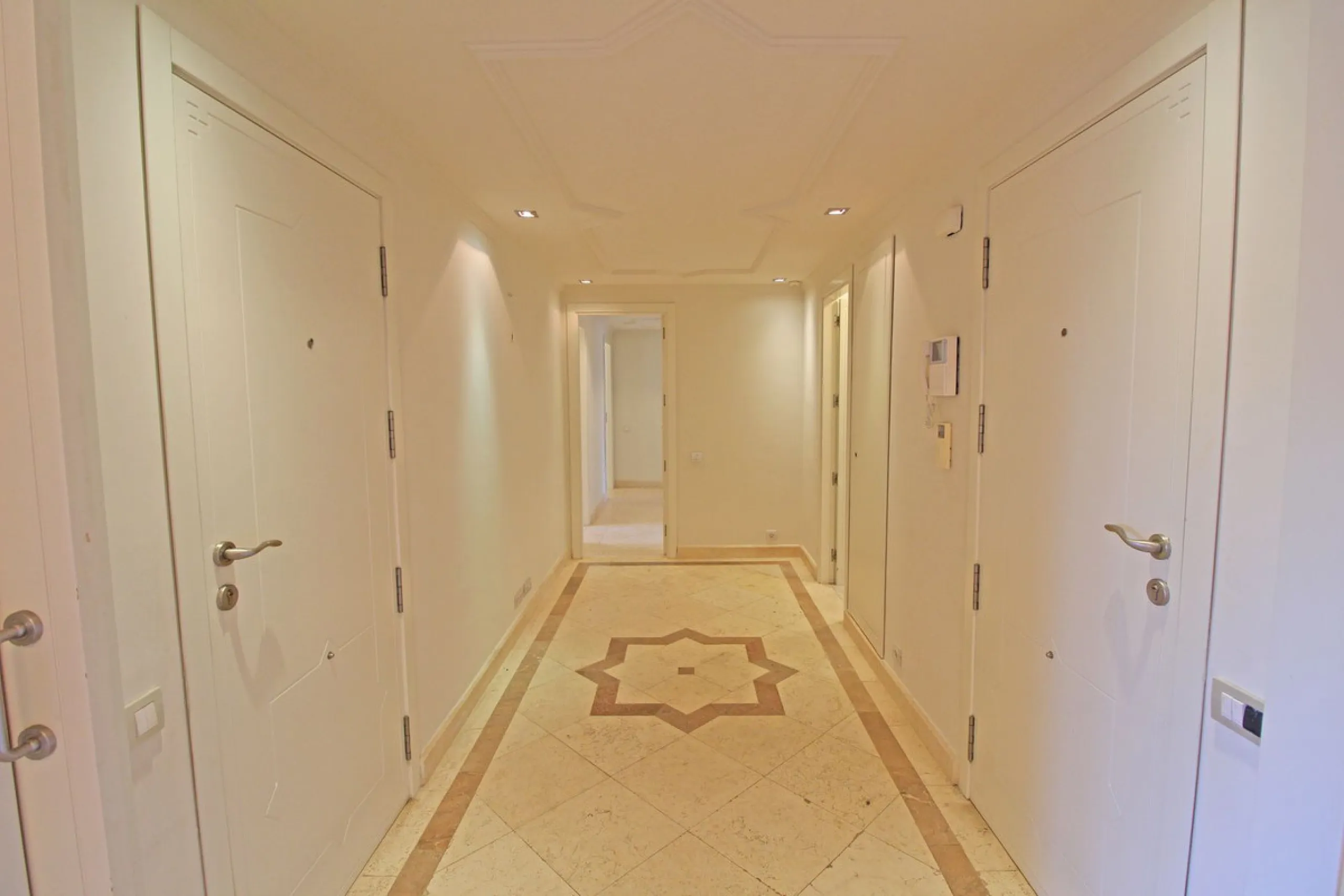 Spectacular beachside penthouse in Alhambra de los Granados, just 10 minutes from Puerto Banús, close to international schools, and a 3-minute drive from all amenities.