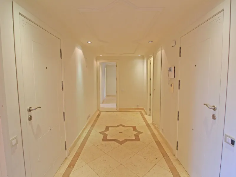 Spectacular beachside penthouse in Alhambra de los Granados, just 10 minutes from Puerto Banús, close to international schools, and a 3-minute drive from all amenities.