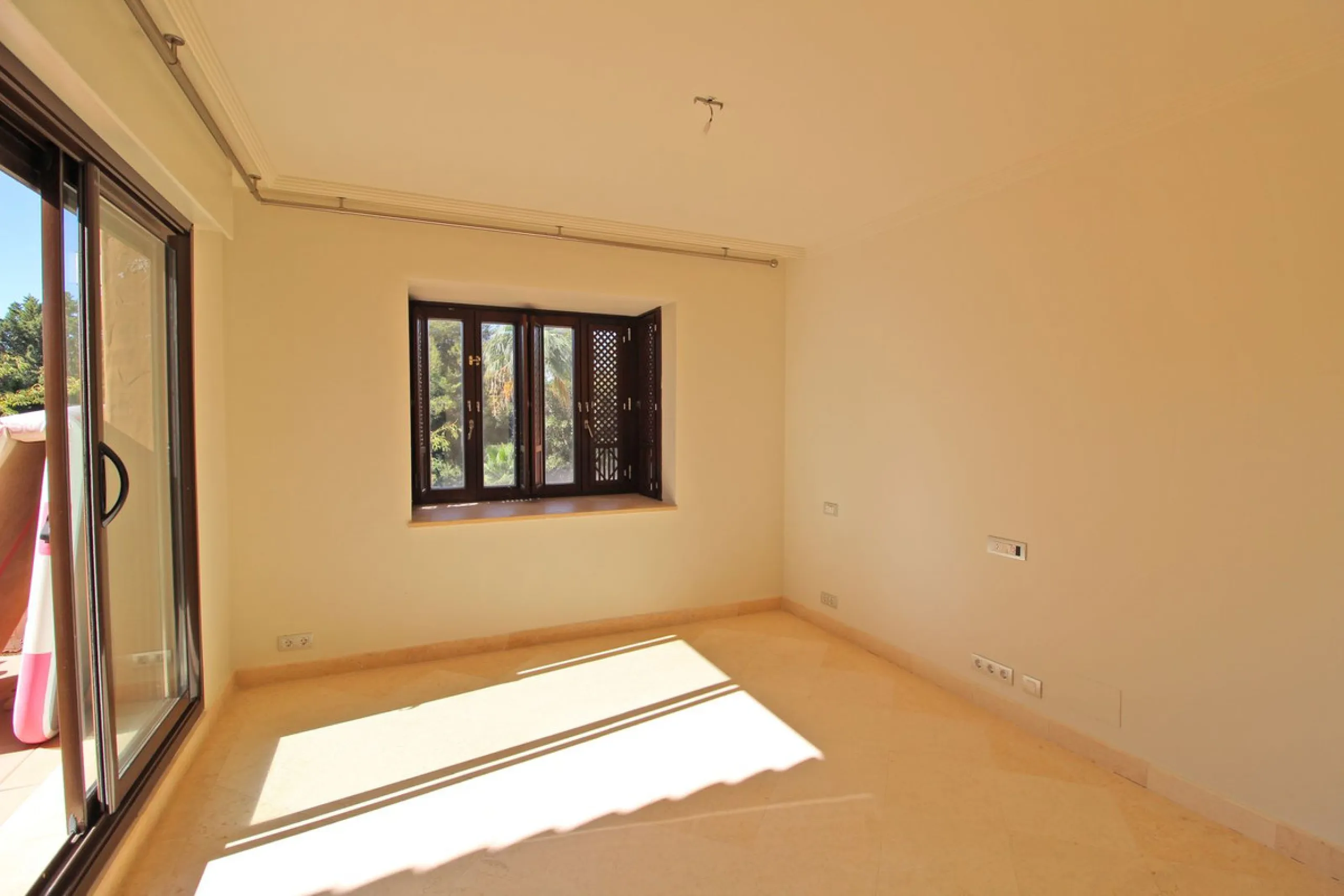 Spectacular beachside penthouse in Alhambra de los Granados, just 10 minutes from Puerto Banús, close to international schools, and a 3-minute drive from all amenities.