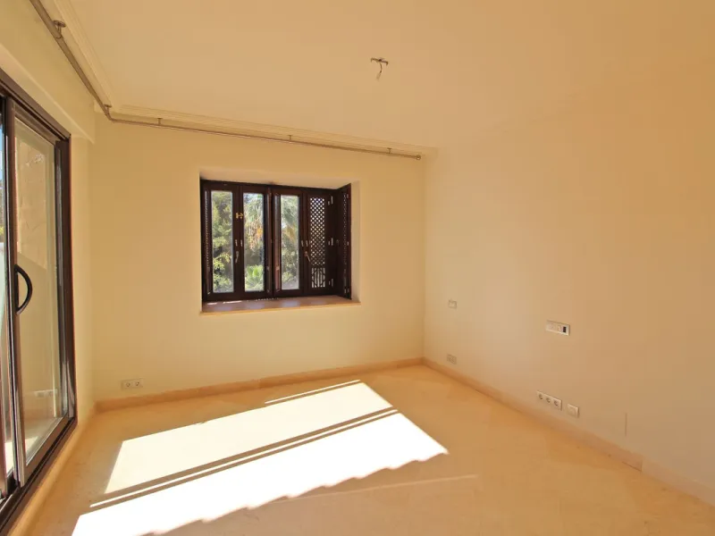 Spectacular beachside penthouse in Alhambra de los Granados, just 10 minutes from Puerto Banús, close to international schools, and a 3-minute drive from all amenities.