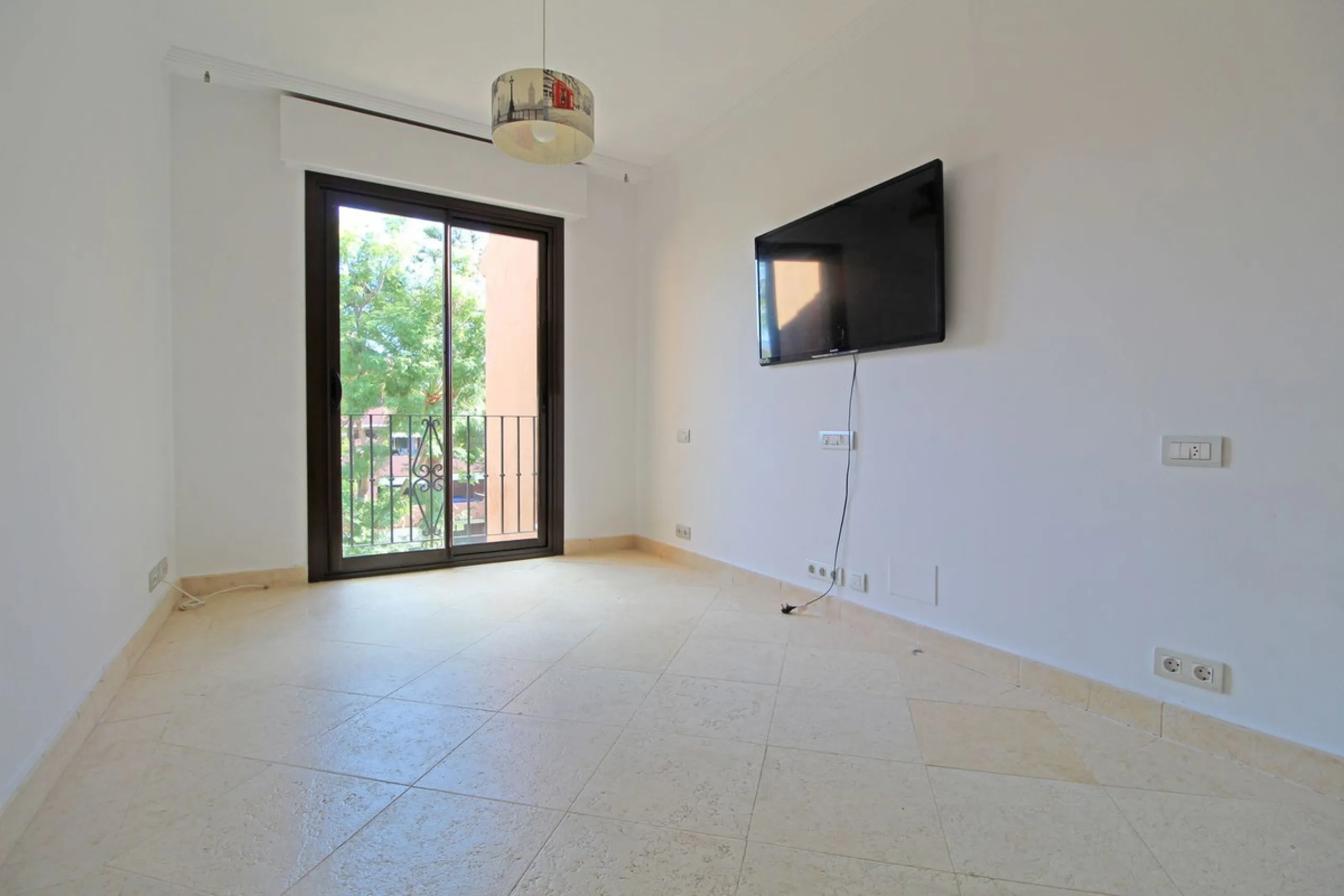 Spectacular beachside penthouse in Alhambra de los Granados, just 10 minutes from Puerto Banús, close to international schools, and a 3-minute drive from all amenities.