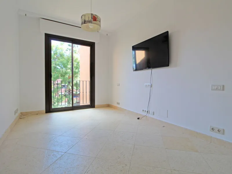 Spectacular beachside penthouse in Alhambra de los Granados, just 10 minutes from Puerto Banús, close to international schools, and a 3-minute drive from all amenities.