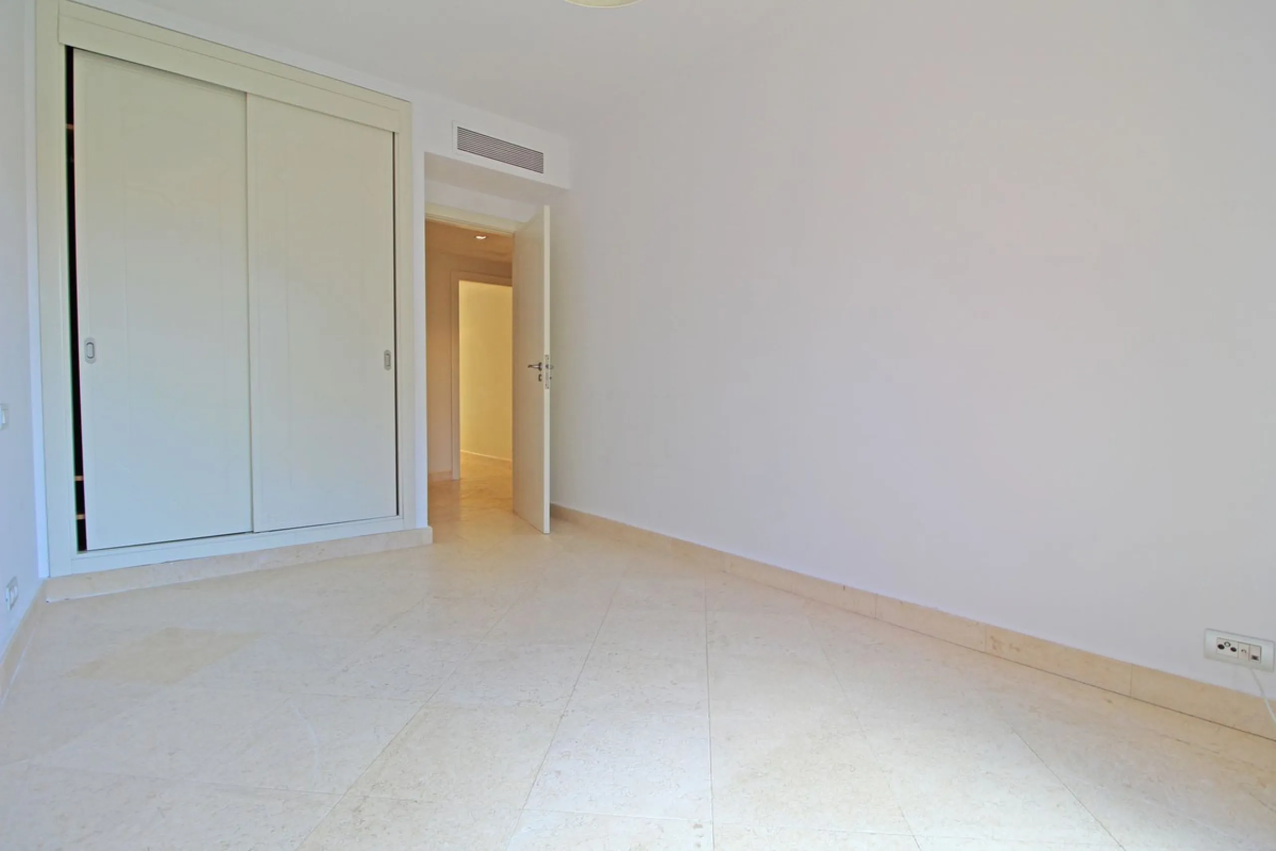 Spectacular beachside penthouse in Alhambra de los Granados, just 10 minutes from Puerto Banús, close to international schools, and a 3-minute drive from all amenities.
