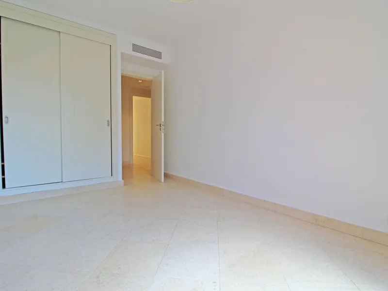 Spectacular beachside penthouse in Alhambra de los Granados, just 10 minutes from Puerto Banús, close to international schools, and a 3-minute drive from all amenities.