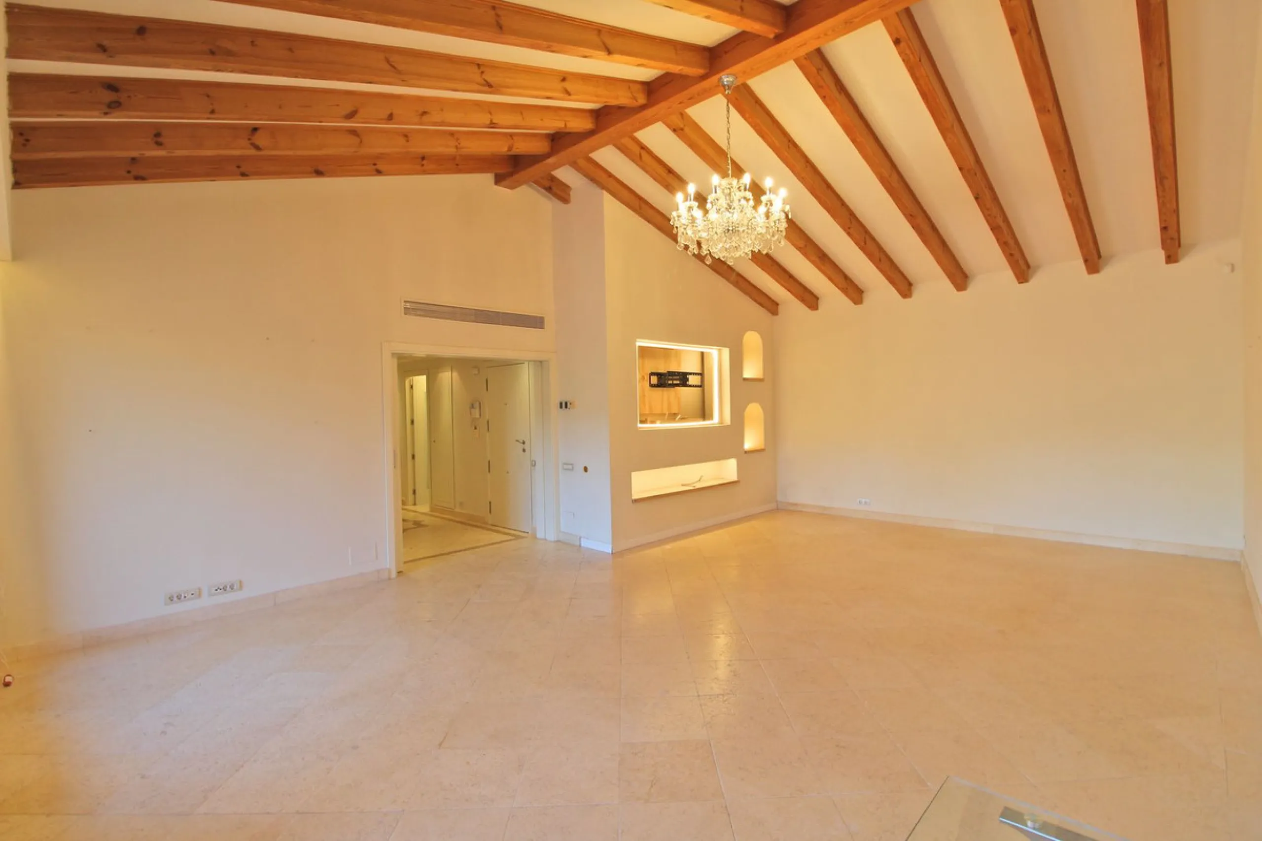 Spectacular beachside penthouse in Alhambra de los Granados, just 10 minutes from Puerto Banús, close to international schools, and a 3-minute drive from all amenities.