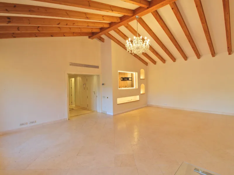Spectacular beachside penthouse in Alhambra de los Granados, just 10 minutes from Puerto Banús, close to international schools, and a 3-minute drive from all amenities.