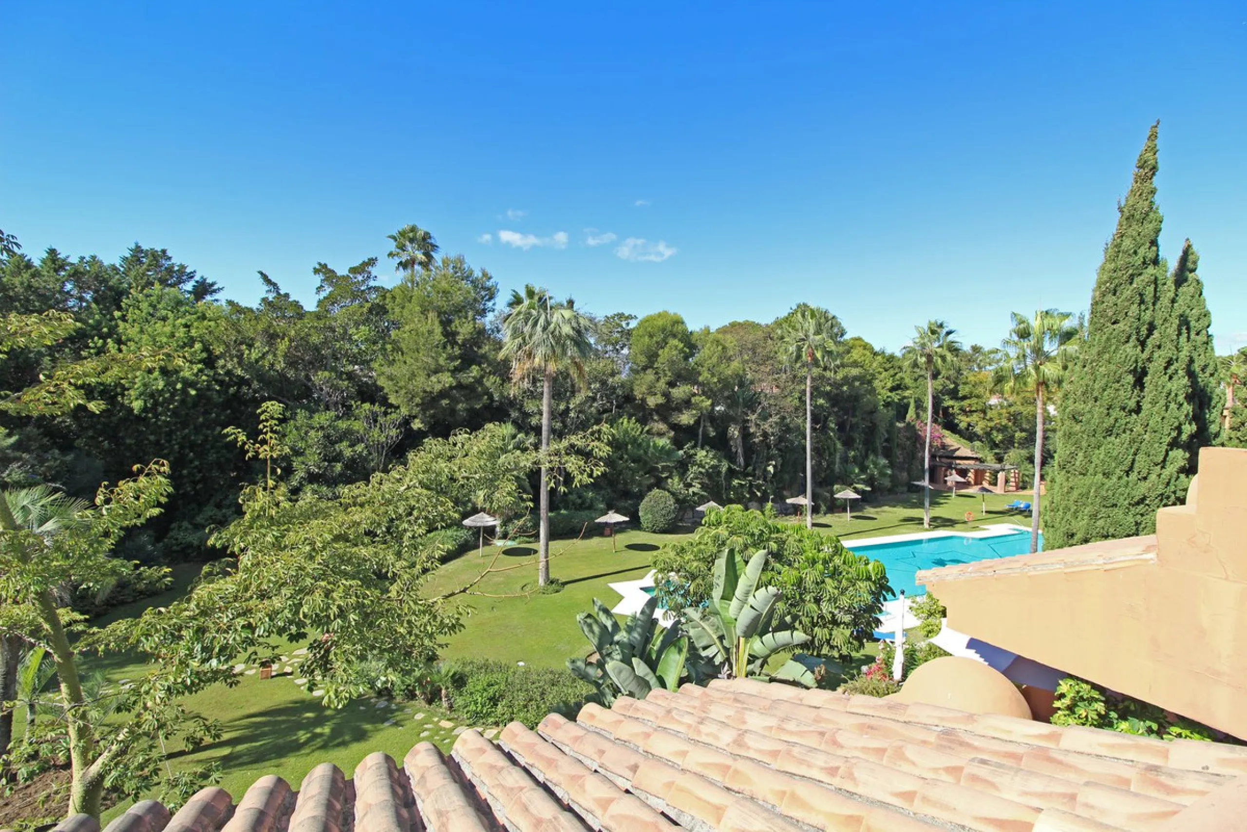 Spectacular beachside penthouse in Alhambra de los Granados, just 10 minutes from Puerto Banús, close to international schools, and a 3-minute drive from all amenities.