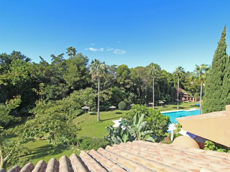 Spectacular beachside penthouse in Alhambra de los Granados, just 10 minutes from Puerto Banús, close to international schools, and a 3-minute drive from all amenities.