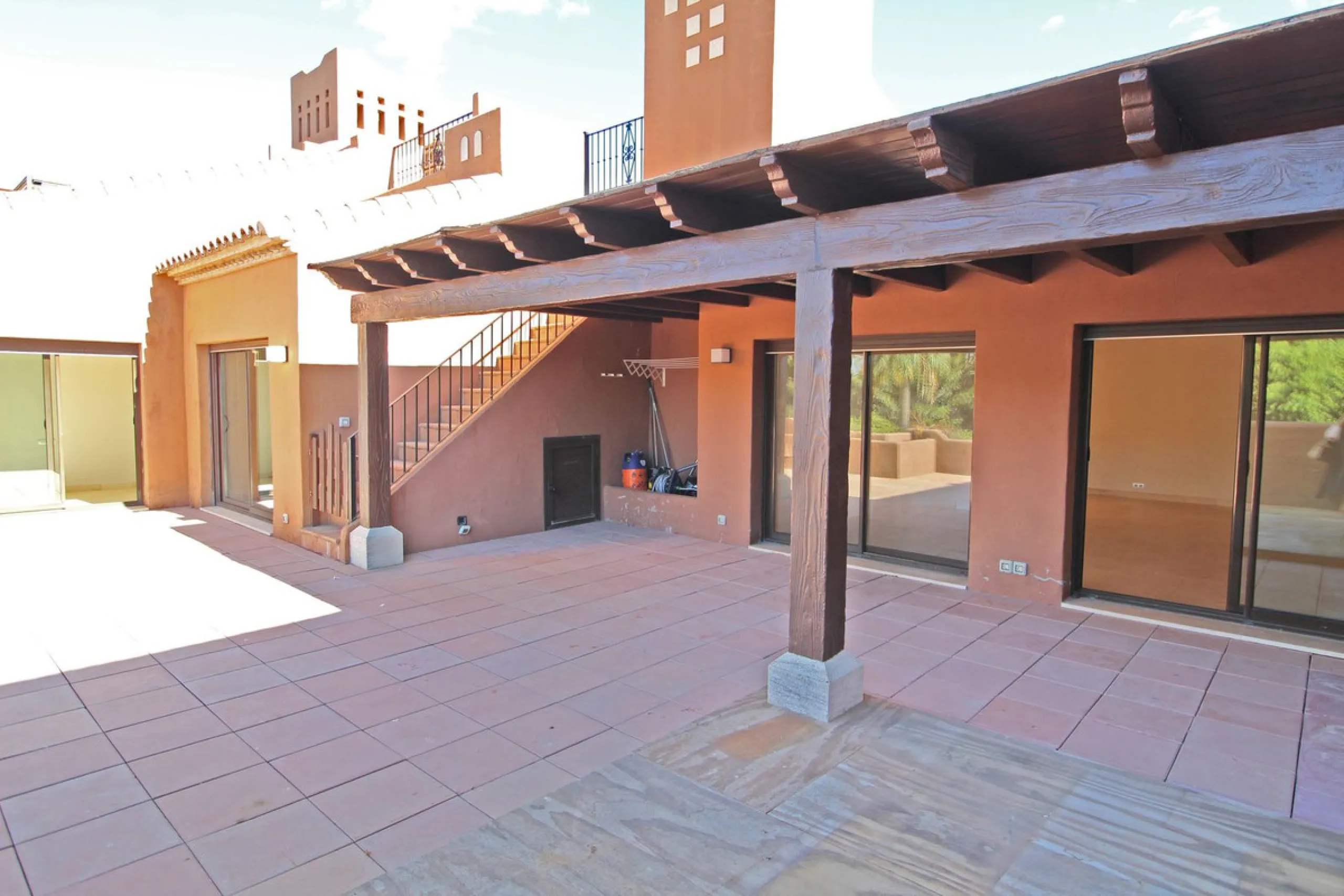 Spectacular beachside penthouse in Alhambra de los Granados, just 10 minutes from Puerto Banús, close to international schools, and a 3-minute drive from all amenities.