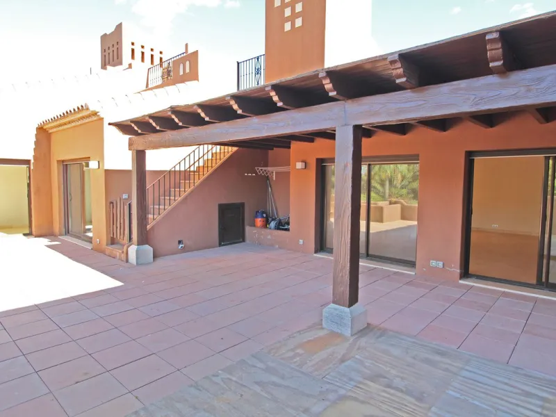 Spectacular beachside penthouse in Alhambra de los Granados, just 10 minutes from Puerto Banús, close to international schools, and a 3-minute drive from all amenities.