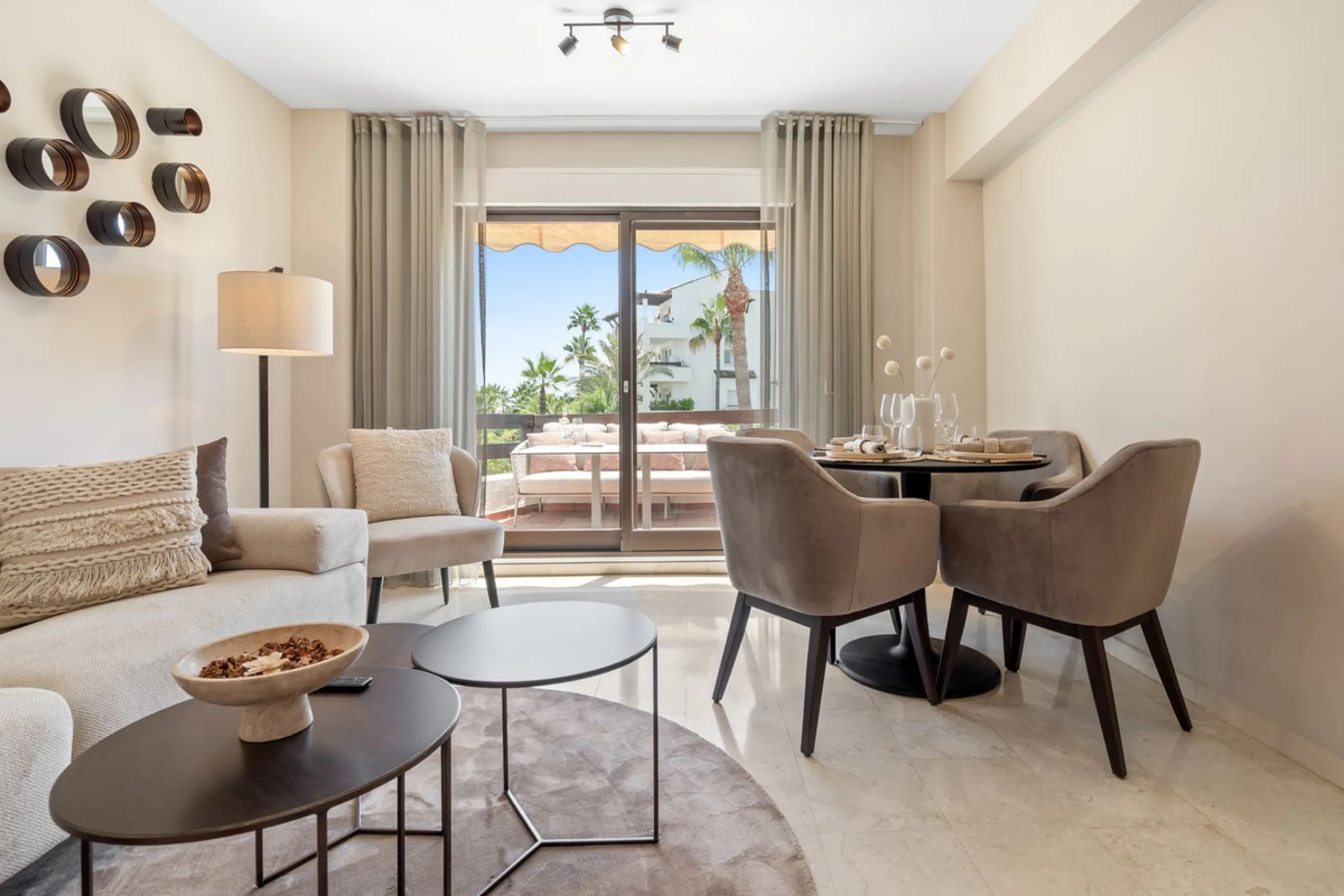 Beautiful 2-bedroom apartment located in the sought-after beachfront urbanisation Costalita del Sol in Estepona.