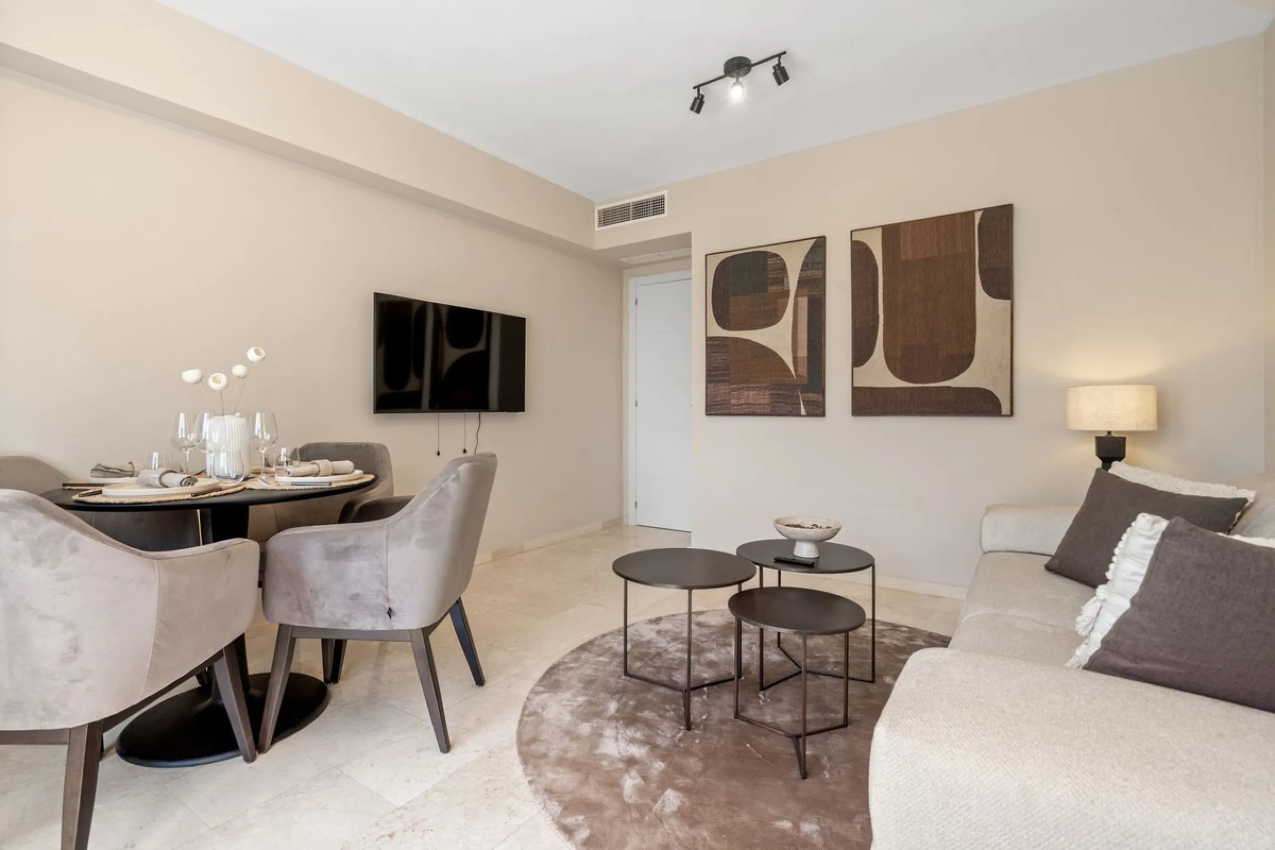 Beautiful 2-bedroom apartment located in the sought-after beachfront urbanisation Costalita del Sol in Estepona.