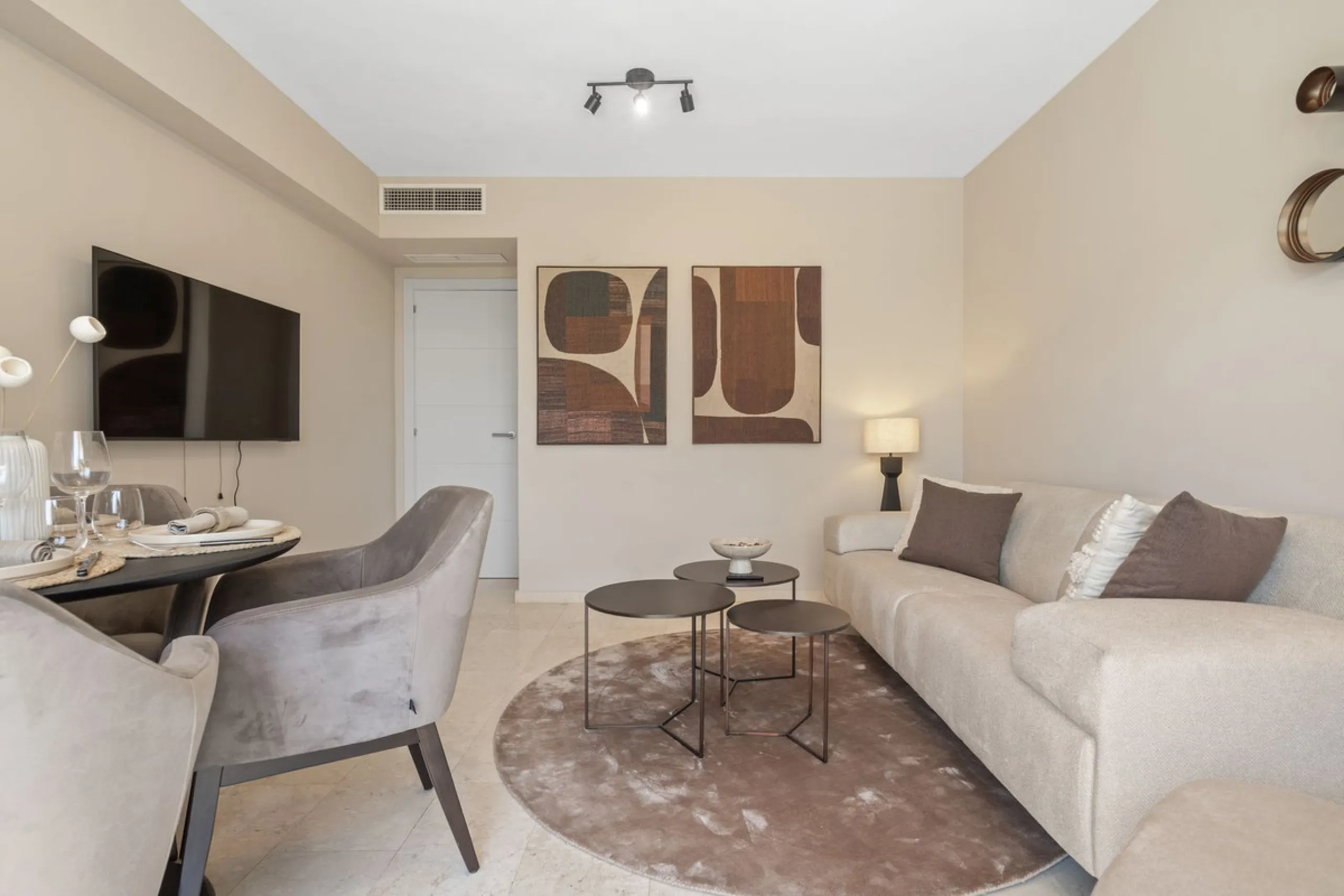 Beautiful 2-bedroom apartment located in the sought-after beachfront urbanisation Costalita del Sol in Estepona.