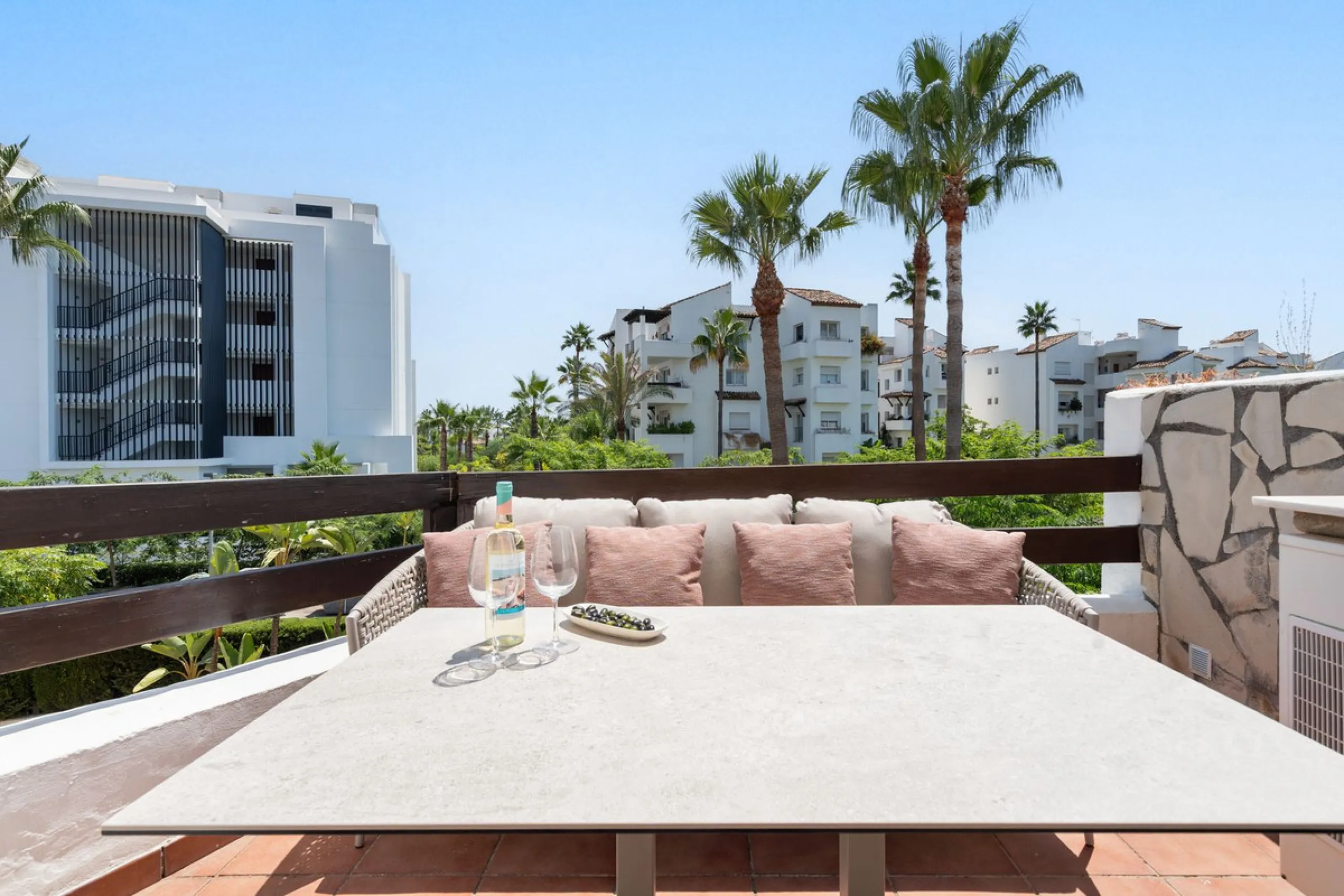 Beautiful 2-bedroom apartment located in the sought-after beachfront urbanisation Costalita del Sol in Estepona.