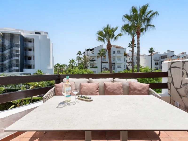 Beautiful 2-bedroom apartment located in the sought-after beachfront urbanisation Costalita del Sol in Estepona.