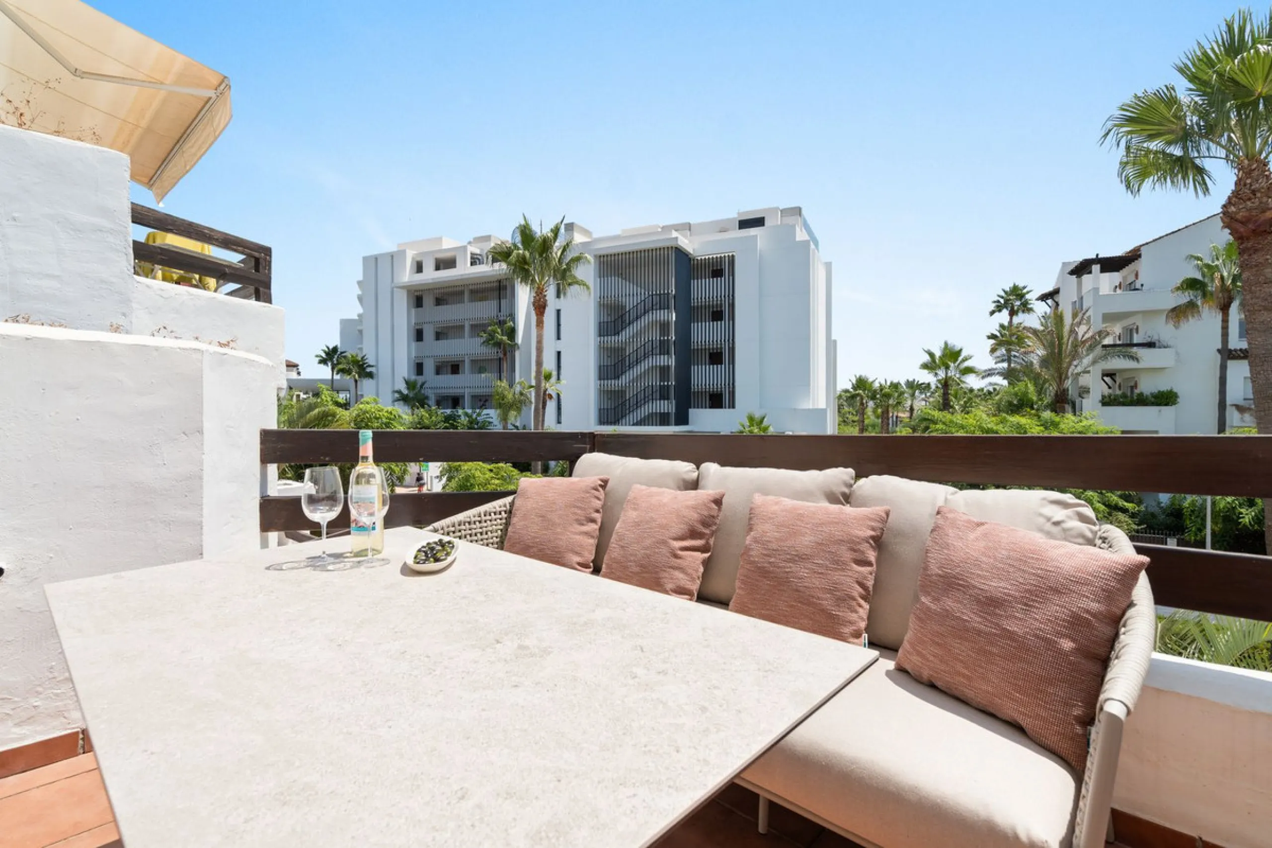 Beautiful 2-bedroom apartment located in the sought-after beachfront urbanisation Costalita del Sol in Estepona.