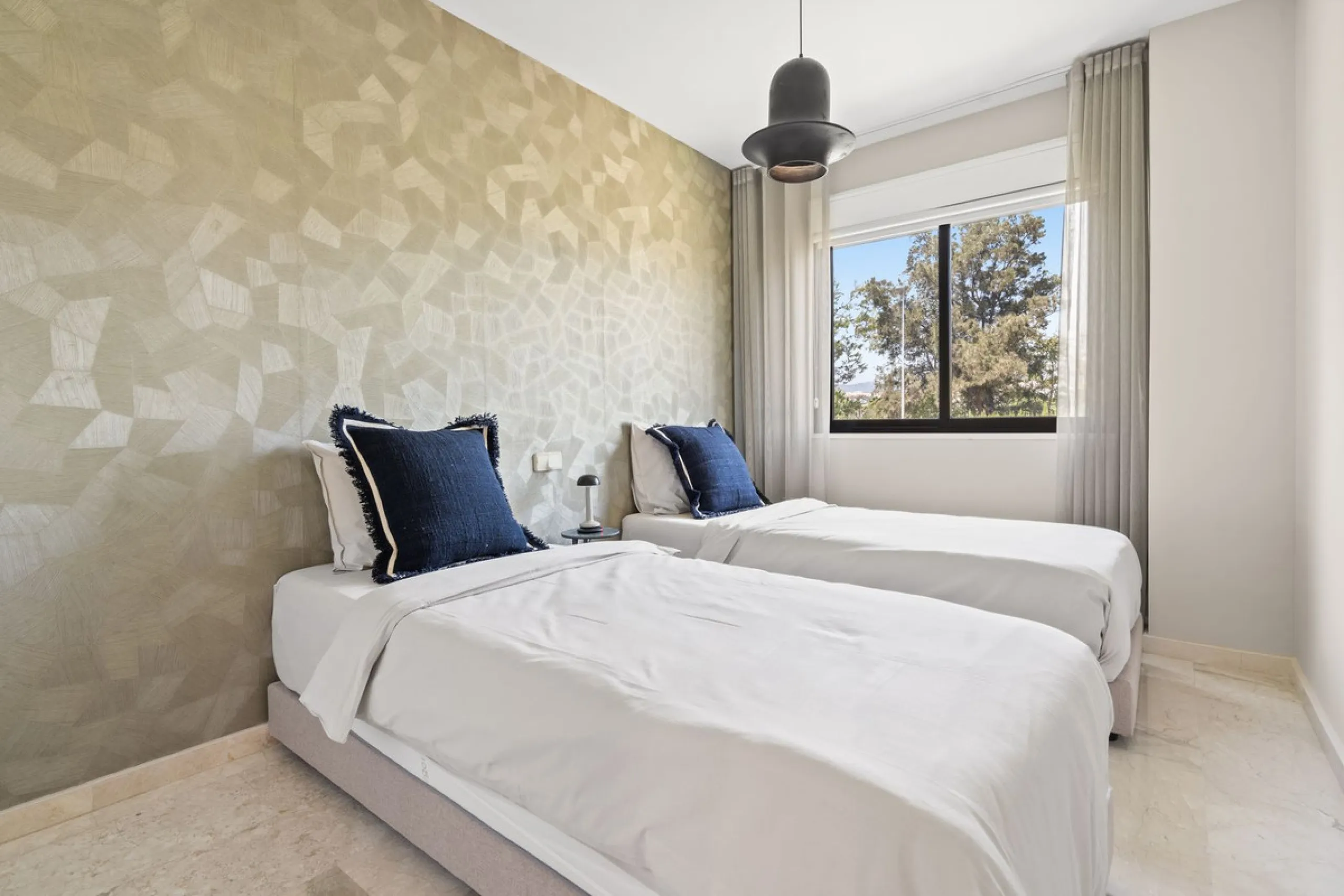 Beautiful 2-bedroom apartment located in the sought-after beachfront urbanisation Costalita del Sol in Estepona.