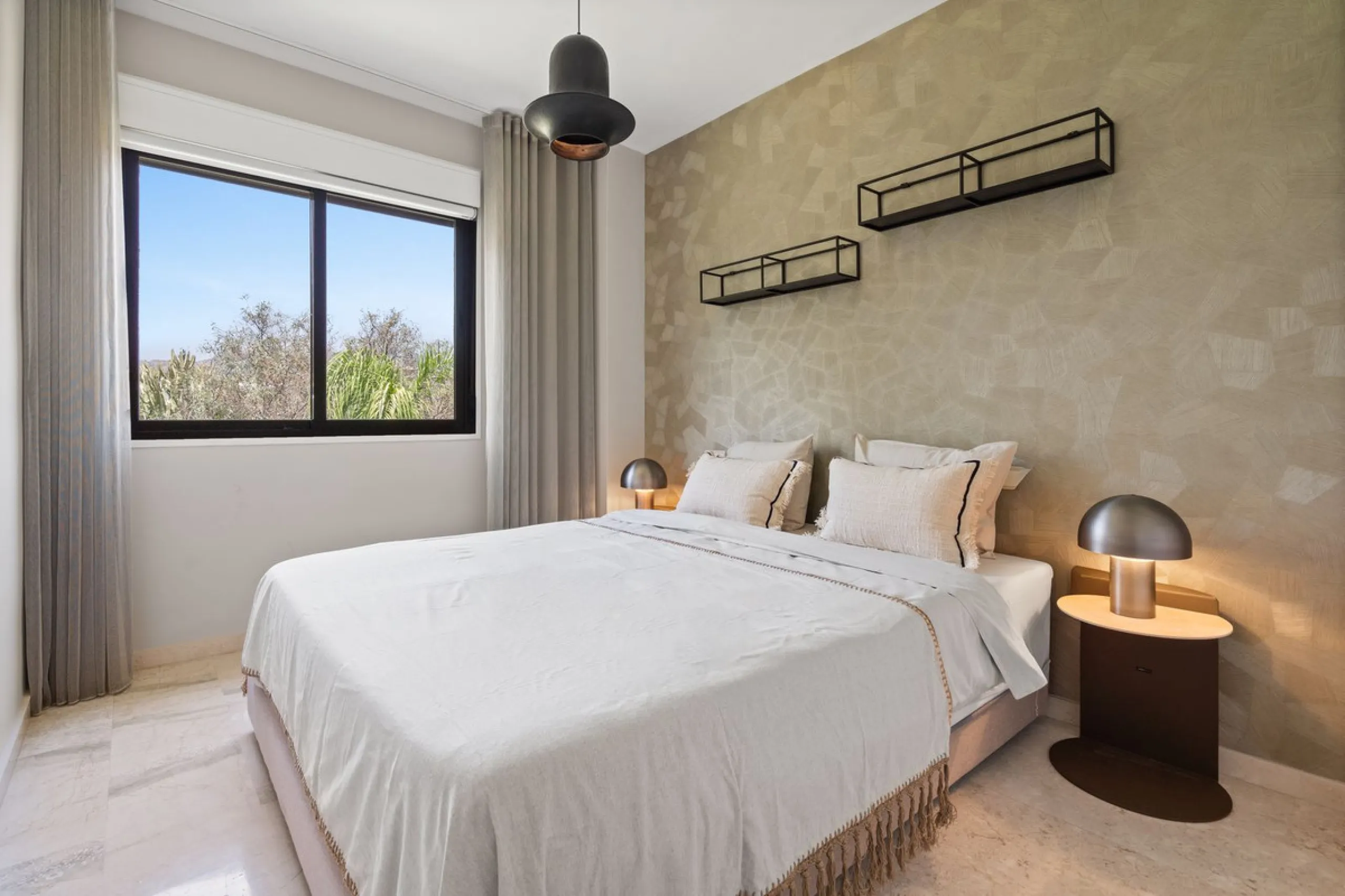 Beautiful 2-bedroom apartment located in the sought-after beachfront urbanisation Costalita del Sol in Estepona.