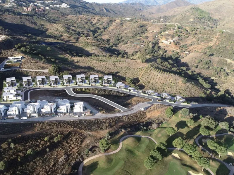 Located within the prestigious La Cala Golf Resort in Mijas, Málaga, Plot B8 (SUP.R-15) represents a prime development opportunity for a boutique residential complex of 44 detached villas surrounded by nature and panoramic golf views. The plot has a total