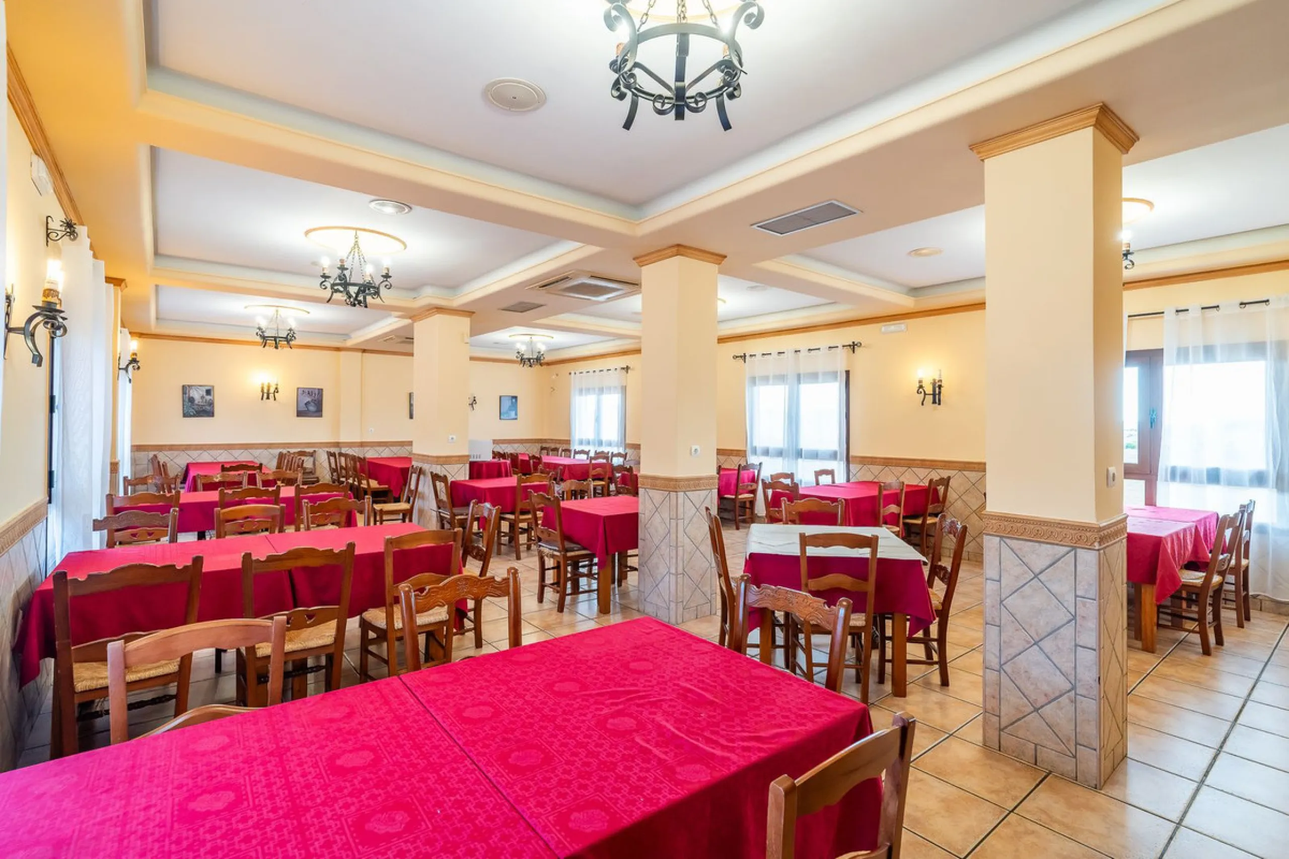 One of the most emblematic restaurants in the area is now for sale — a well-established business, fully operational and highly regarded throughout the region.