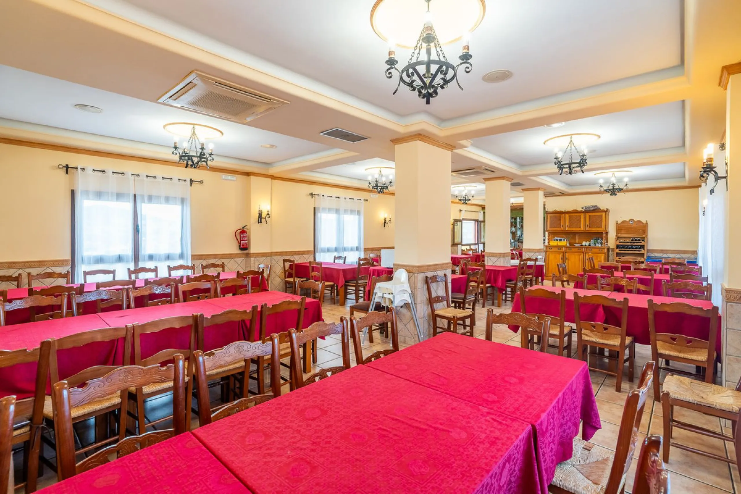 One of the most emblematic restaurants in the area is now for sale — a well-established business, fully operational and highly regarded throughout the region.