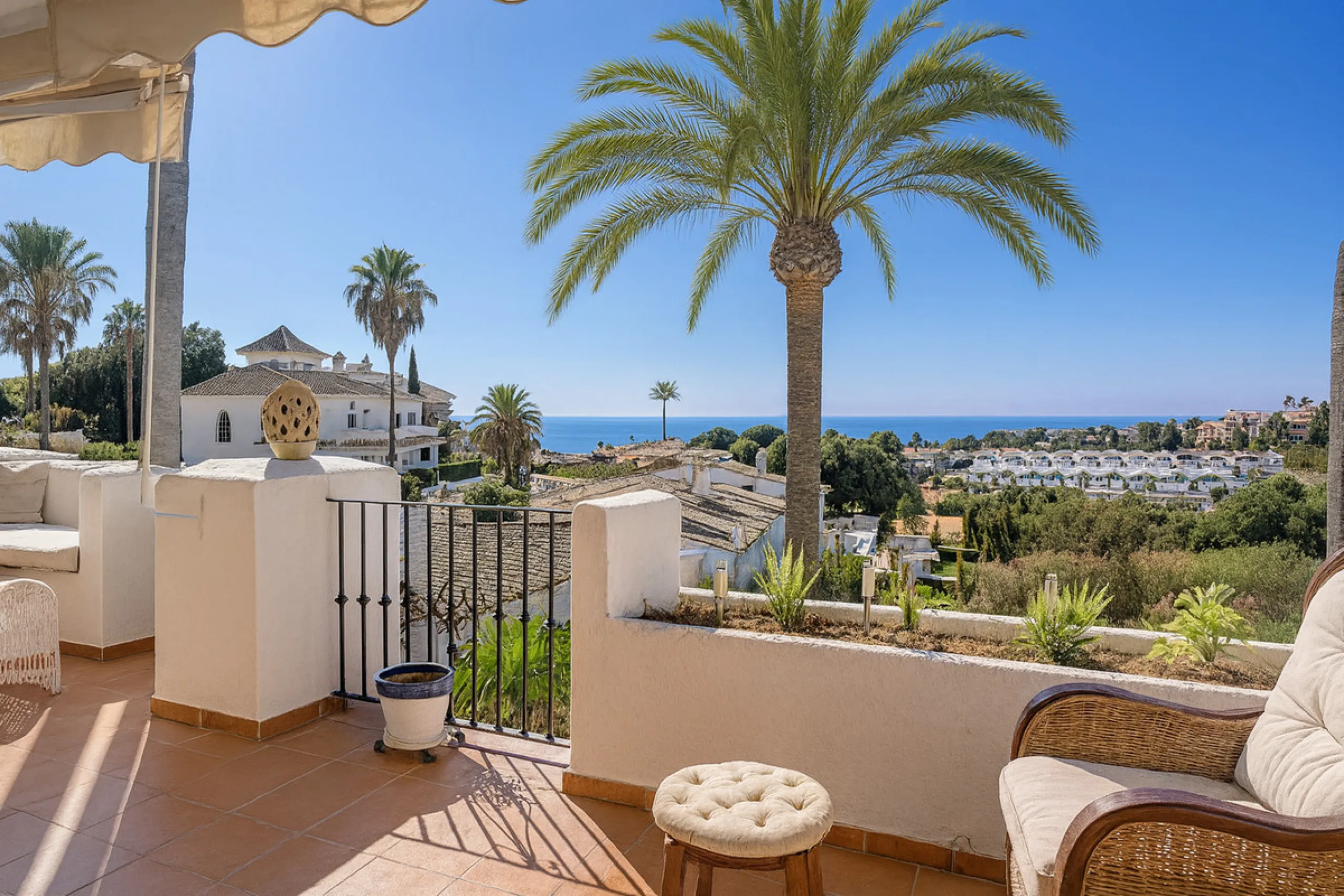 This bright and spacious 2-bedroom apartment is located in the sought-after residential complex Fuente de la Duquesa, set in a quiet, elevated frontline golf position with panoramic views of both the Mediterranean Sea and the golf course.