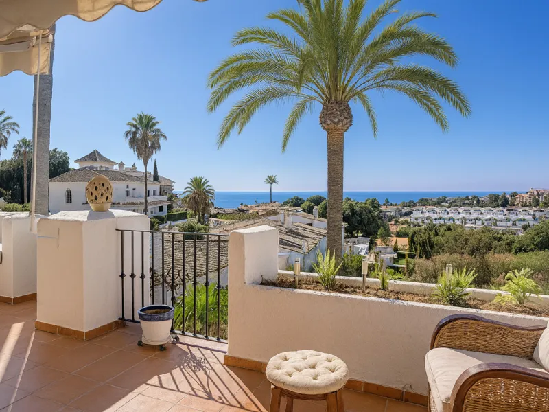 This bright and spacious 2-bedroom apartment is located in the sought-after residential complex Fuente de la Duquesa, set in a quiet, elevated frontline golf position with panoramic views of both the Mediterranean Sea and the golf course.