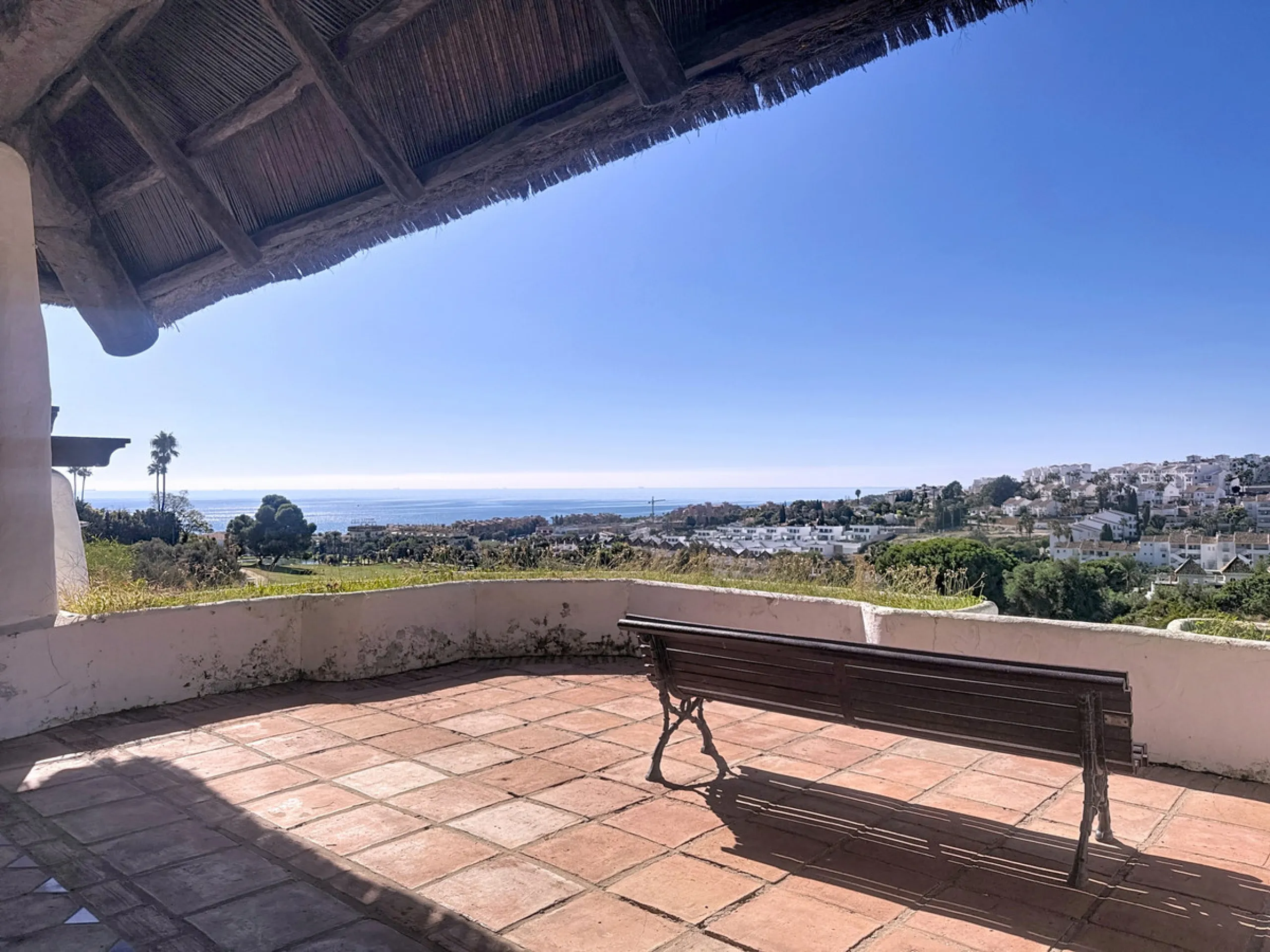 This bright and spacious 2-bedroom apartment is located in the sought-after residential complex Fuente de la Duquesa, set in a quiet, elevated frontline golf position with panoramic views of both the Mediterranean Sea and the golf course.