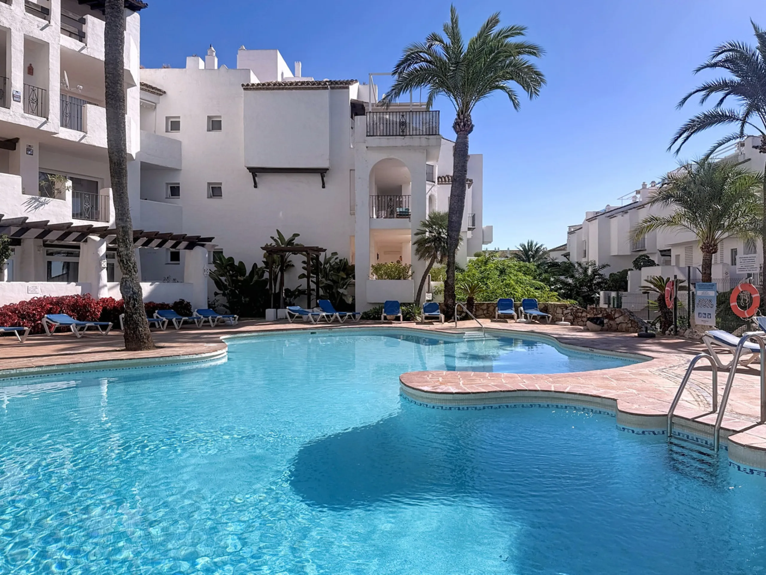 This bright and spacious 2-bedroom apartment is located in the sought-after residential complex Fuente de la Duquesa, set in a quiet, elevated frontline golf position with panoramic views of both the Mediterranean Sea and the golf course.