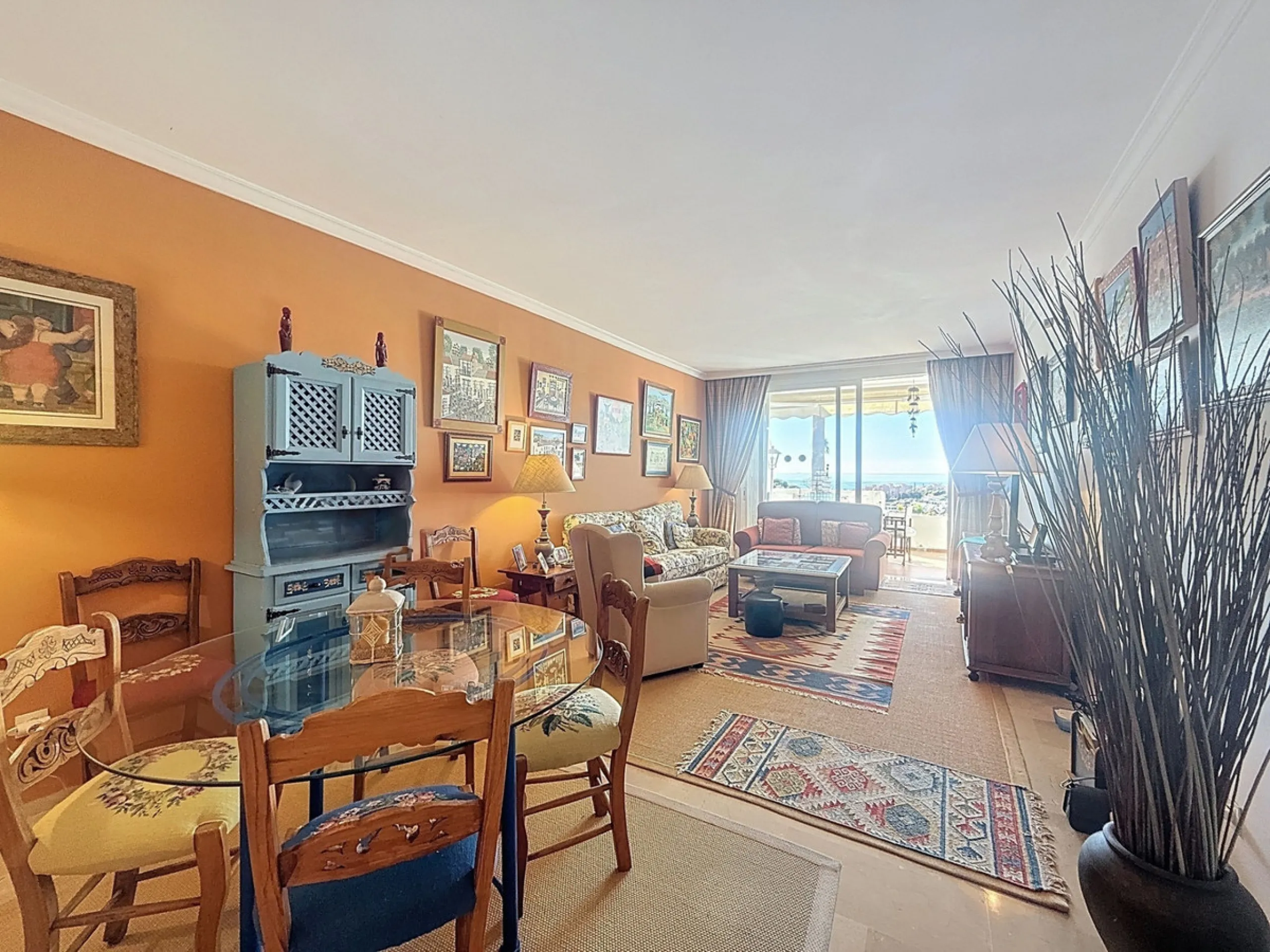 This bright and spacious 2-bedroom apartment is located in the sought-after residential complex Fuente de la Duquesa, set in a quiet, elevated frontline golf position with panoramic views of both the Mediterranean Sea and the golf course.