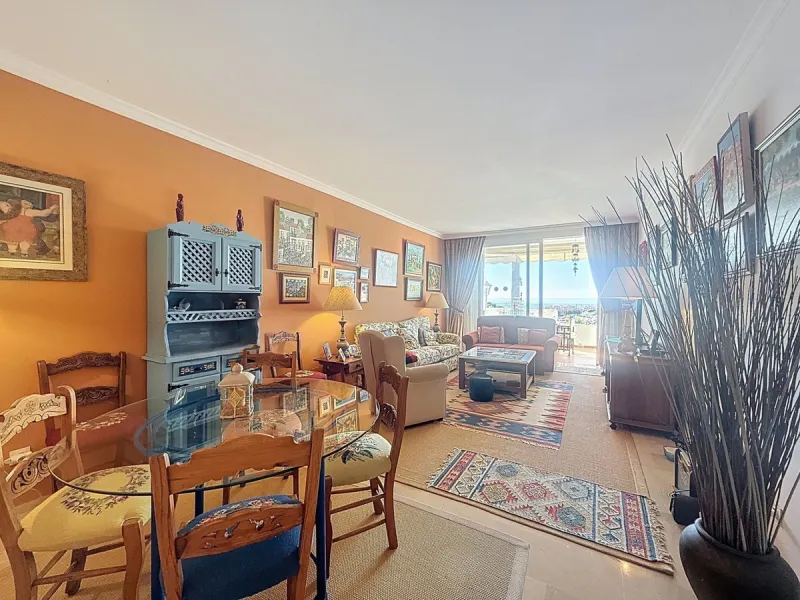 This bright and spacious 2-bedroom apartment is located in the sought-after residential complex Fuente de la Duquesa, set in a quiet, elevated frontline golf position with panoramic views of both the Mediterranean Sea and the golf course.