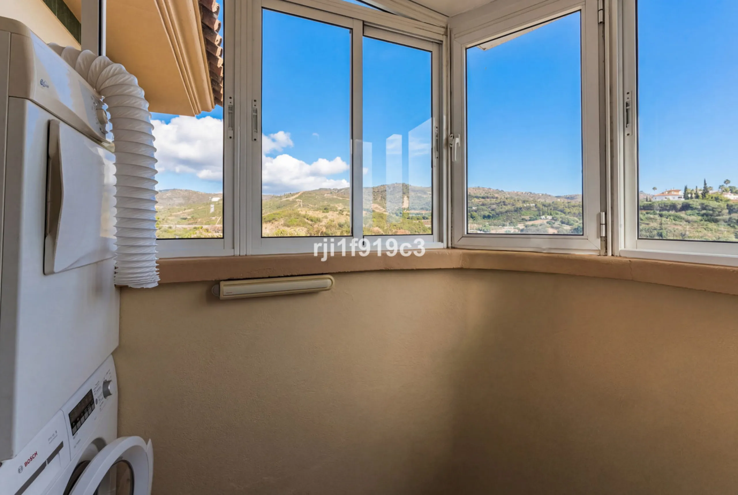 Wunderbares Apartment in der renommierten Wohnanlage Elviria Hills, einer der exklusivsten und begehrtesten Lagen im Osten von Marbella. Dieses elegante Apartment mit 103 m² zeichnet sich durch Großzügigkeit, Helligkeit und ein unvergleichliches Qualitätsniveau aus