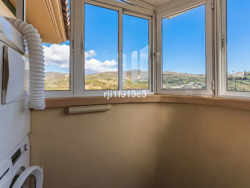 Wunderbares Apartment in der renommierten Wohnanlage Elviria Hills, einer der exklusivsten und begehrtesten Lagen im Osten von Marbella. Dieses elegante Apartment mit 103 m² zeichnet sich durch Großzügigkeit, Helligkeit und ein unvergleichliches Qualitätsniveau aus