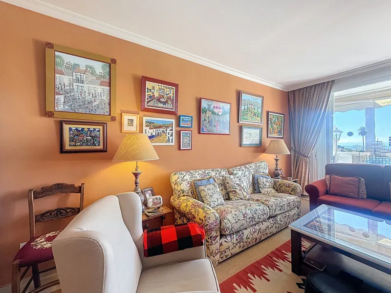 This bright and spacious 2-bedroom apartment is located in the sought-after residential complex Fuente de la Duquesa, set in a quiet, elevated frontline golf position with panoramic views of both the Mediterranean Sea and the golf course.