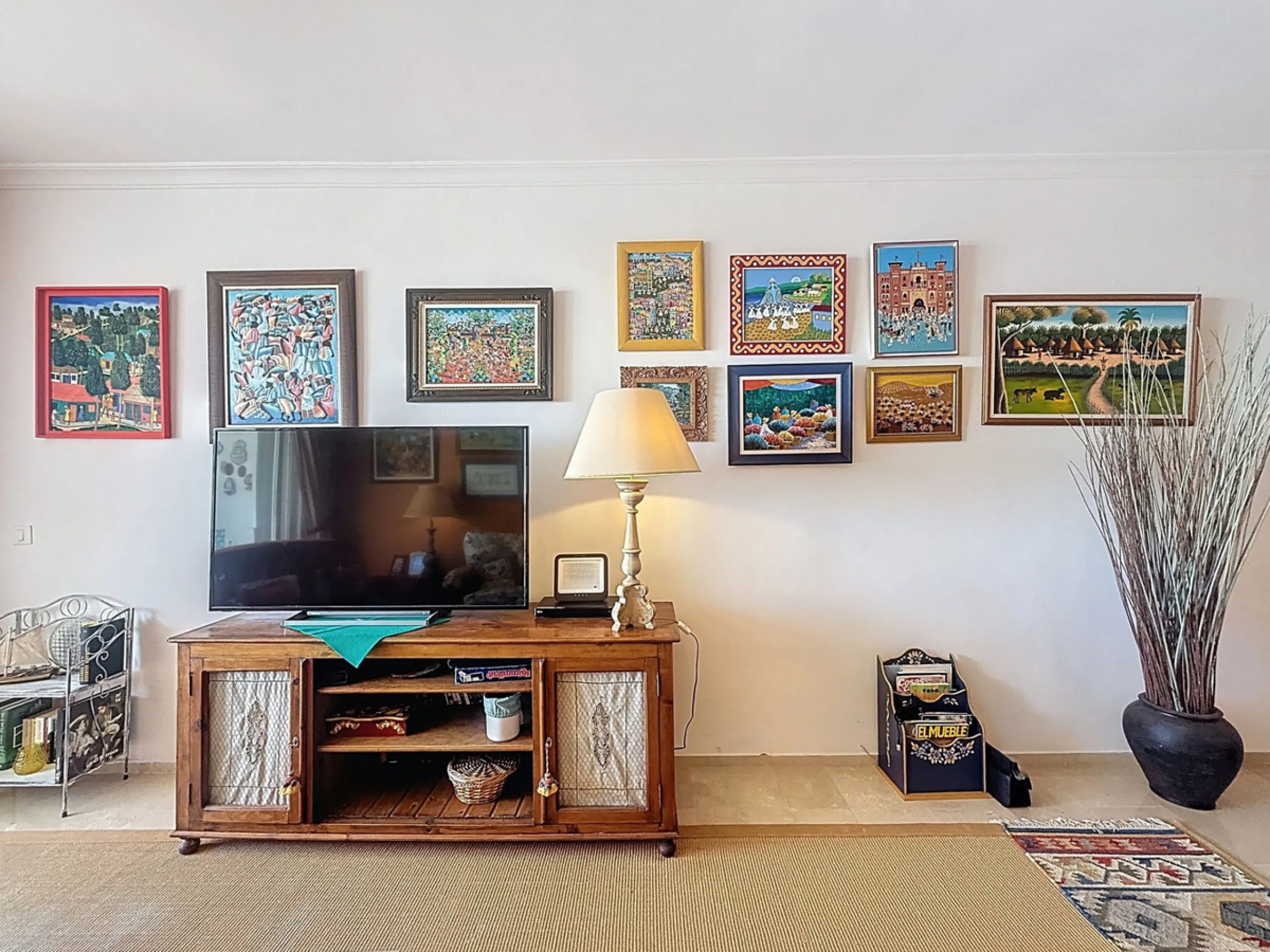 This bright and spacious 2-bedroom apartment is located in the sought-after residential complex Fuente de la Duquesa, set in a quiet, elevated frontline golf position with panoramic views of both the Mediterranean Sea and the golf course.