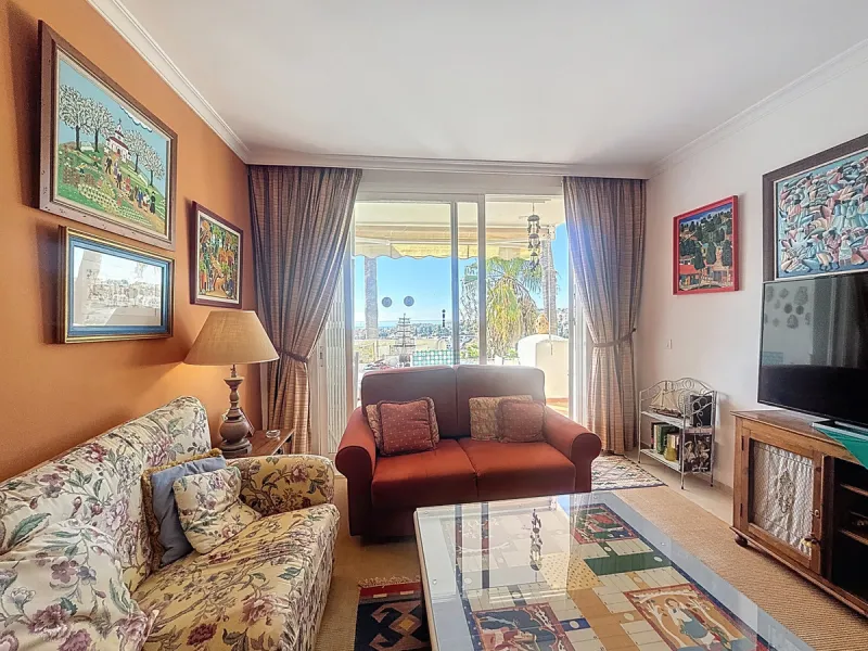 This bright and spacious 2-bedroom apartment is located in the sought-after residential complex Fuente de la Duquesa, set in a quiet, elevated frontline golf position with panoramic views of both the Mediterranean Sea and the golf course.