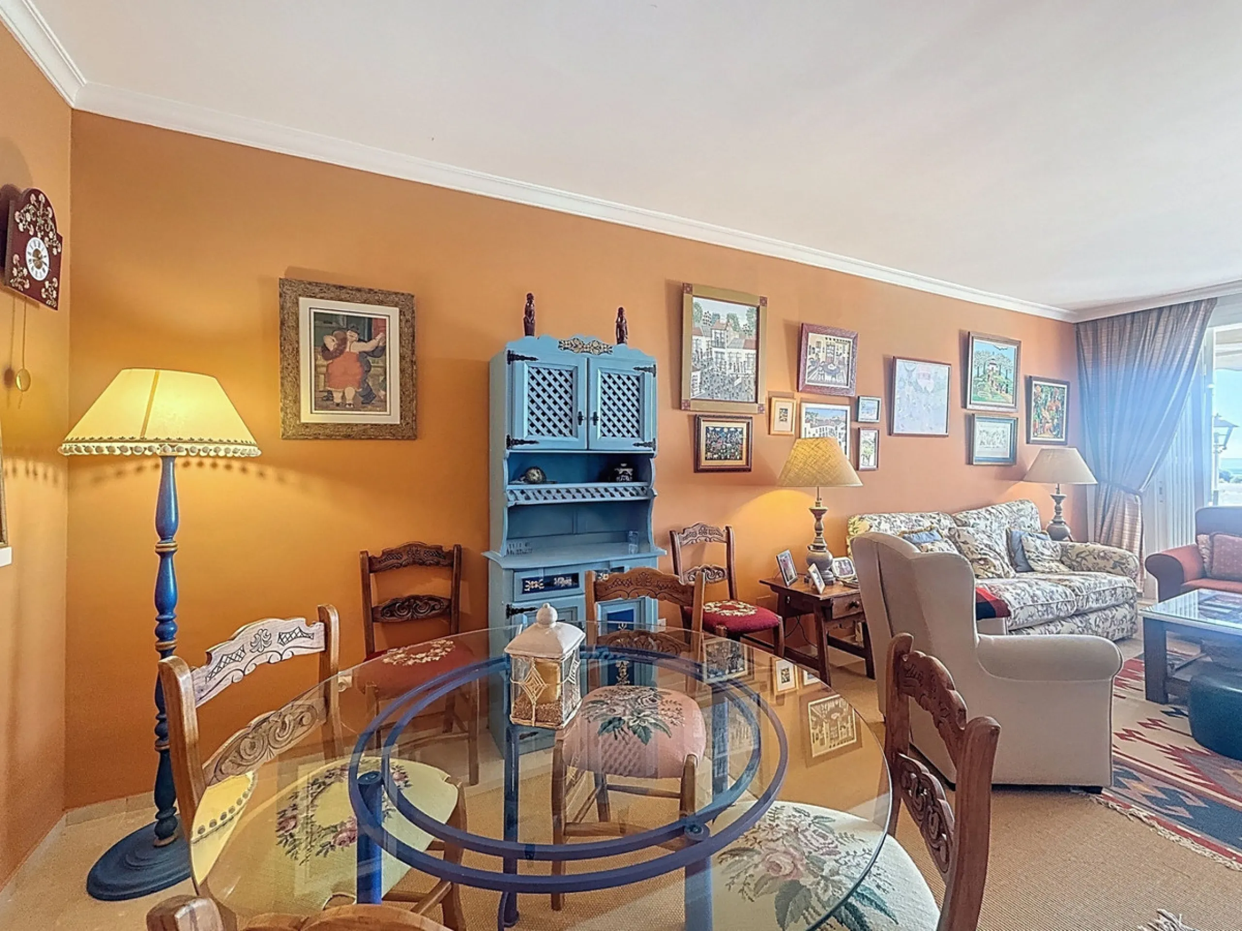 This bright and spacious 2-bedroom apartment is located in the sought-after residential complex Fuente de la Duquesa, set in a quiet, elevated frontline golf position with panoramic views of both the Mediterranean Sea and the golf course.